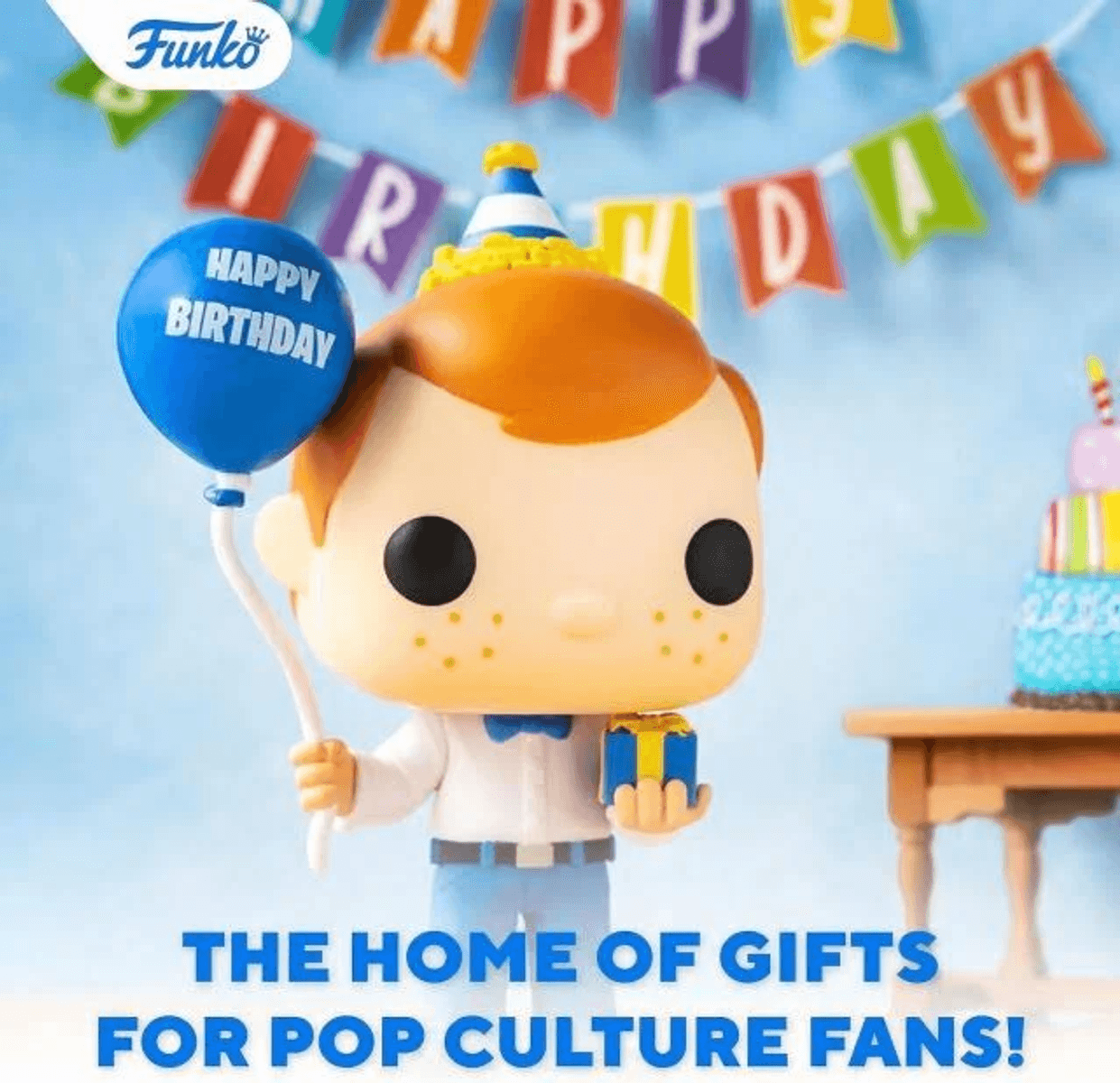 Personaje Funko Pop con sombrero sostiene globo azul y regalo. Decoración de fiesta de cumpleaños al fondo.