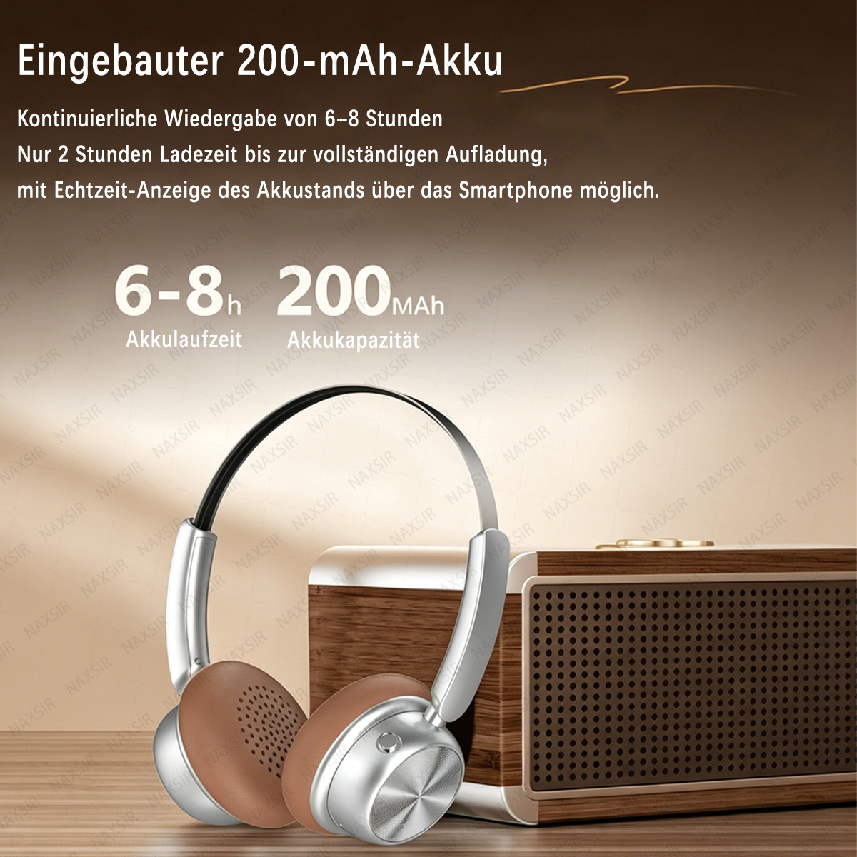 Kopfhörer mit 200-mAh-Akku, 6-8h Wiedergabezeit, neben einem Holz-Lautsprecher.