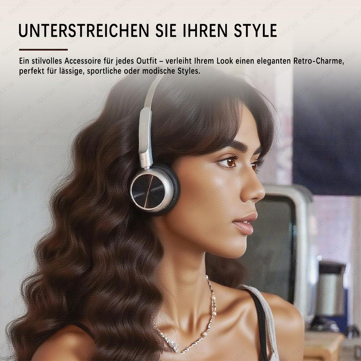 Eine Frau mit stilvollen Kopfhörern und Schmuck, die ihren Look unterstreicht.