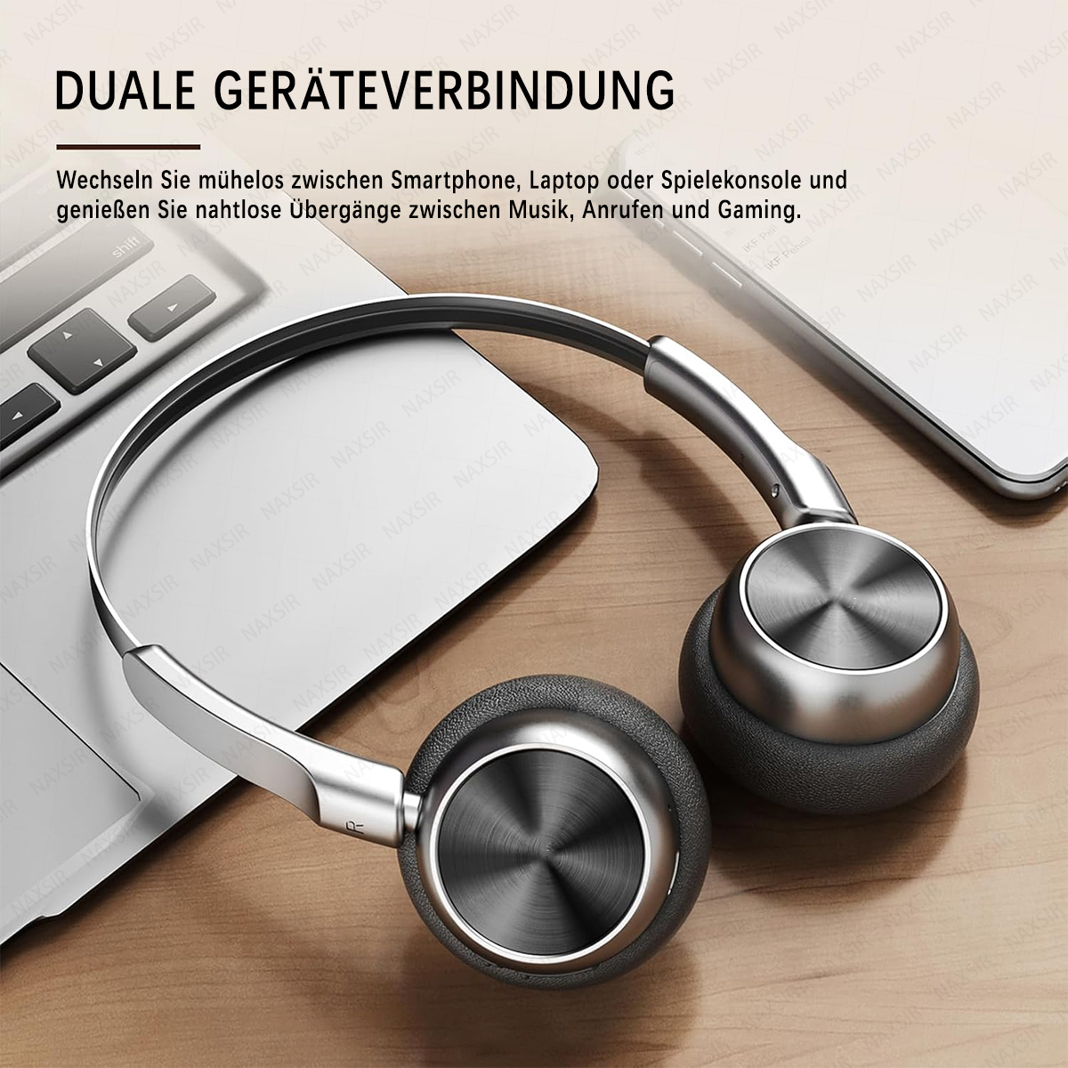 Silberne Kopfhörer liegen auf einem Laptop und Handy. Text: Duale Geräteverbindung.