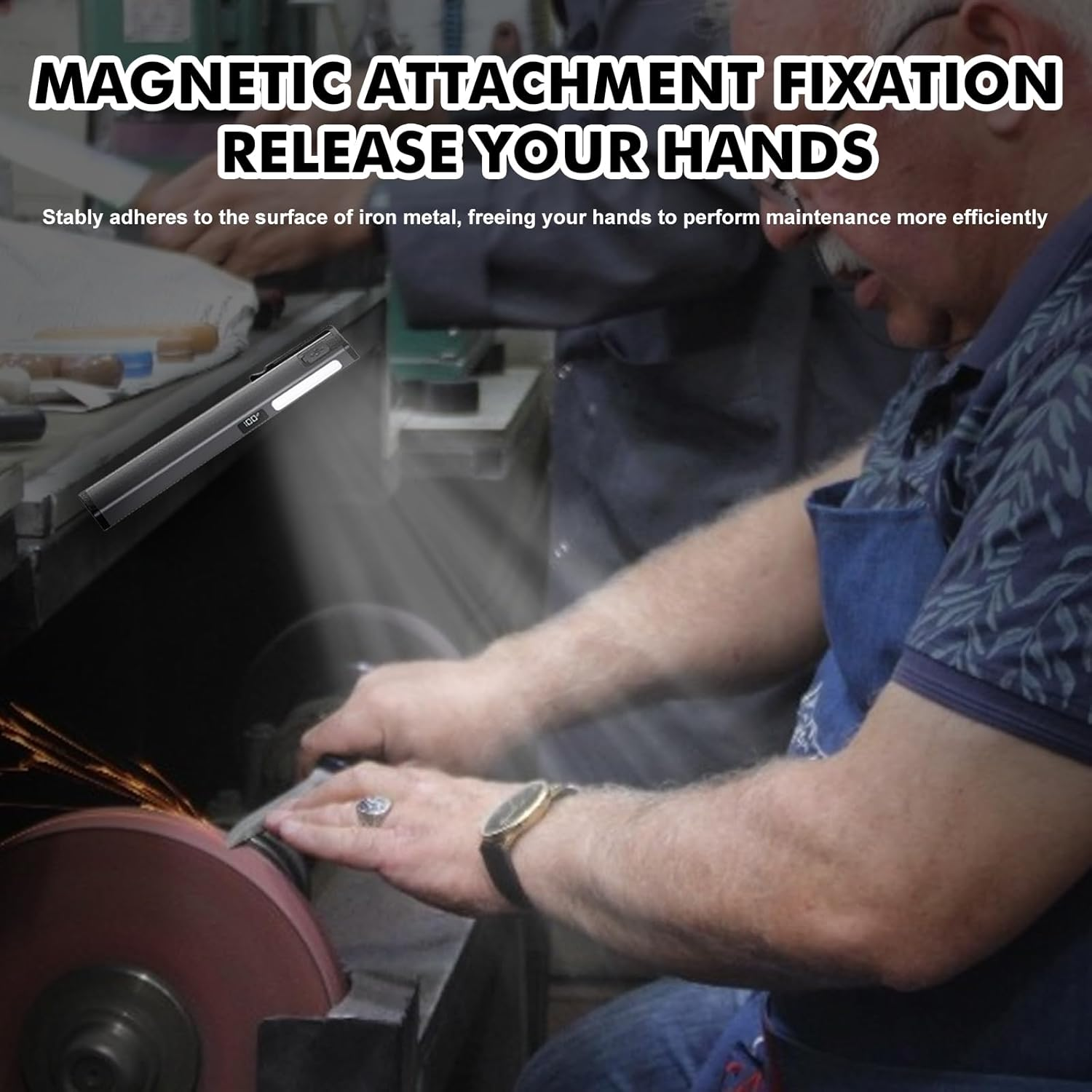 Eine magnetische Arbeitsleuchte ist an einer Schleifmaschine befestigt, die einen Mann beim Schärfen einer Klinge beleuchtet.