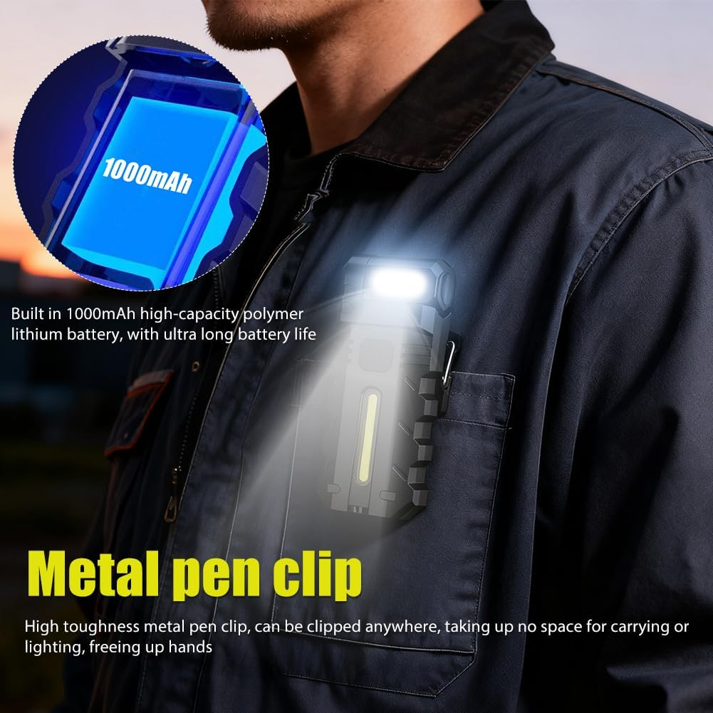 Ein Mann trägt eine dunkle Jacke mit einer Lampe, die an der Brusttasche befestigt ist.