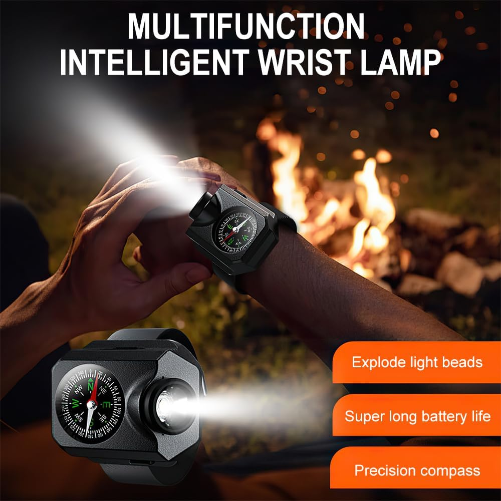 Armbanduhr mit Lampe und Kompass leuchtet hell, Lagerfeuer im Hintergrund.