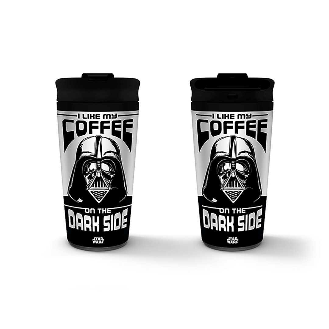 Dwa kubki podróżne Darth Vadera z napisem „LUBIĘ MOJĄ KAWĘ PO CIEMNEJ STRONIE”.
