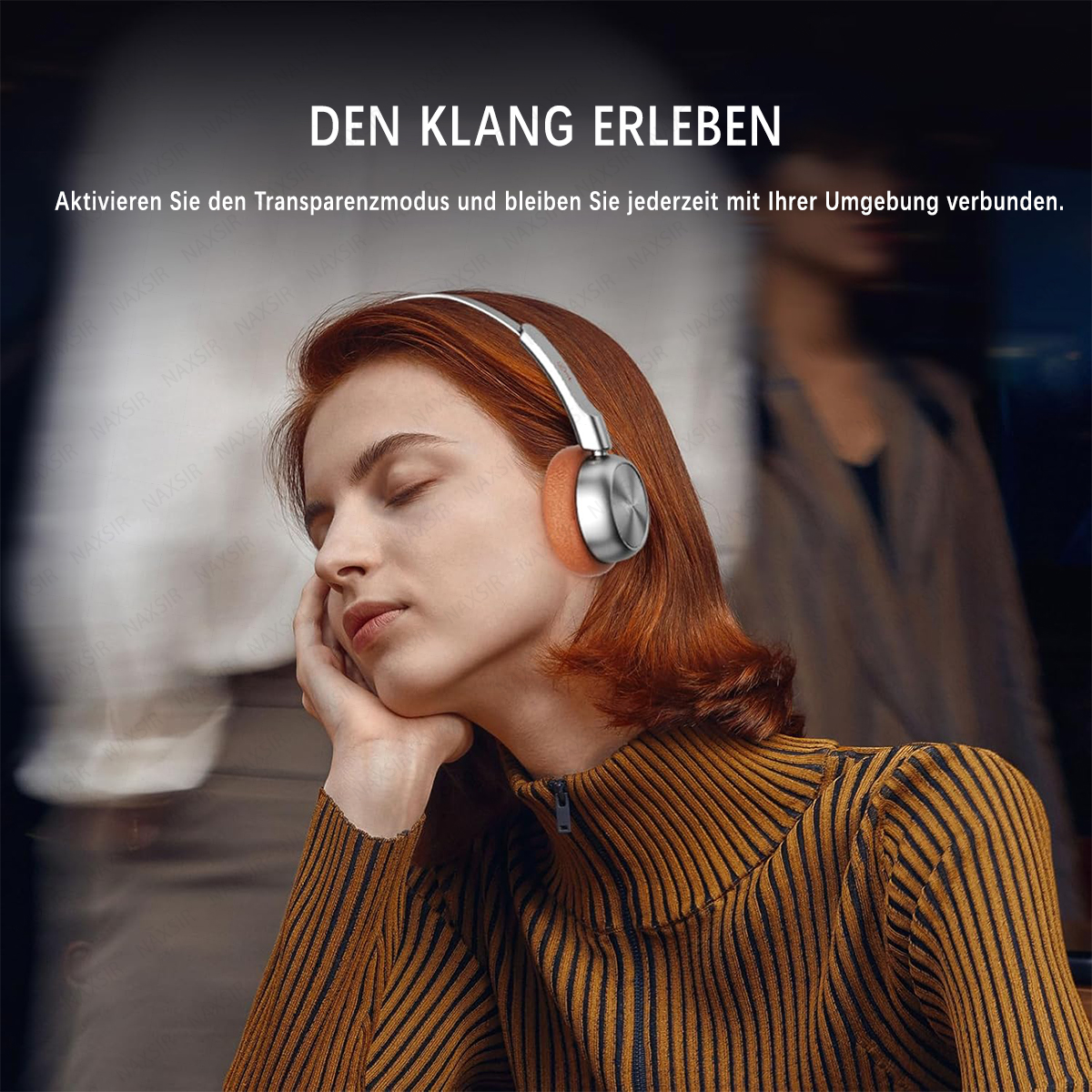 Eine Frau mit roten Haaren hört Musik über Kopfhörer, sie trägt einen gestreiften Pullover.