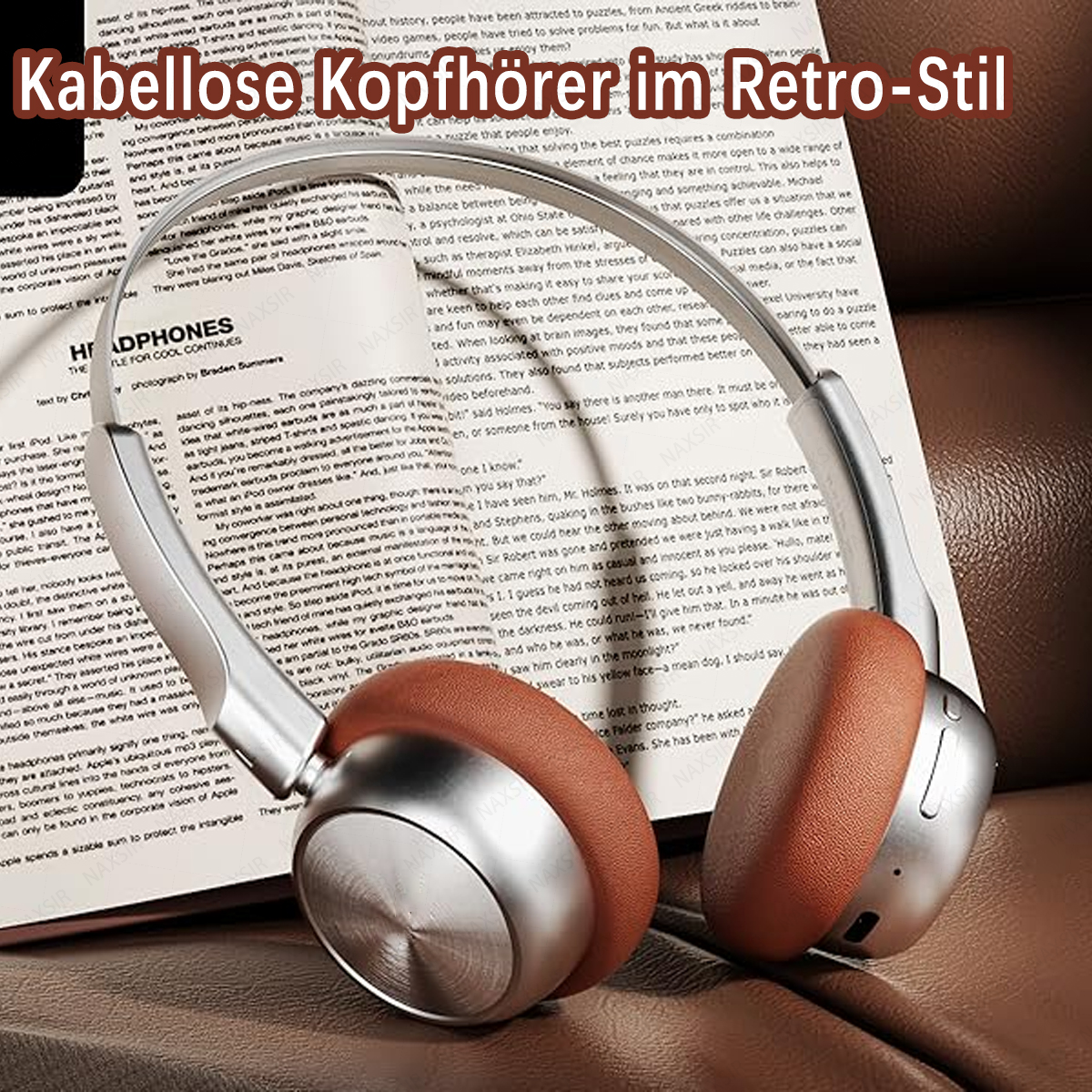 Silberne Kopfhörer mit braunen Ohrpolstern liegen auf einem Buch.