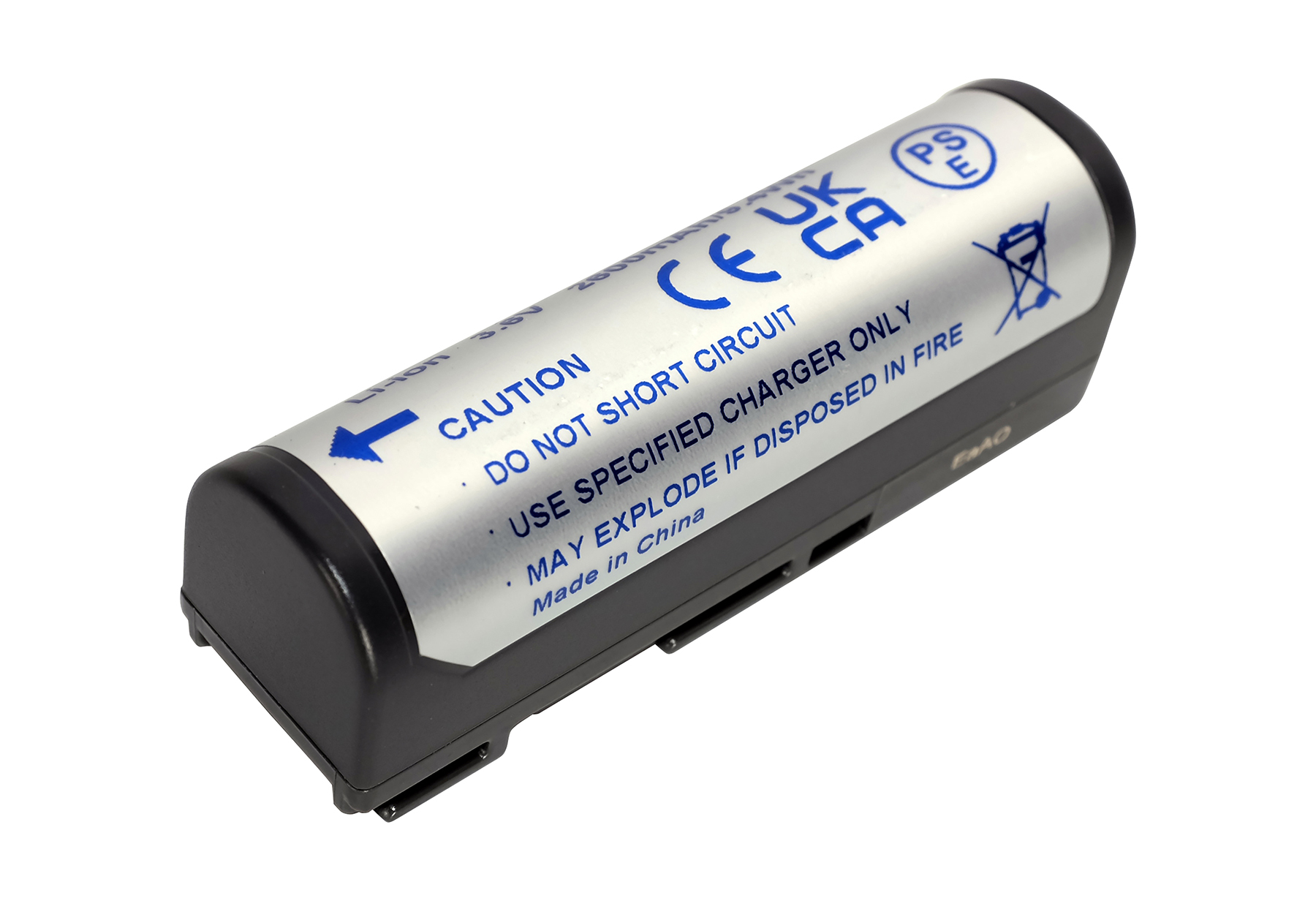Silberne Batterie mit Warnhinweisen und CE/UKCA-Zeichen.