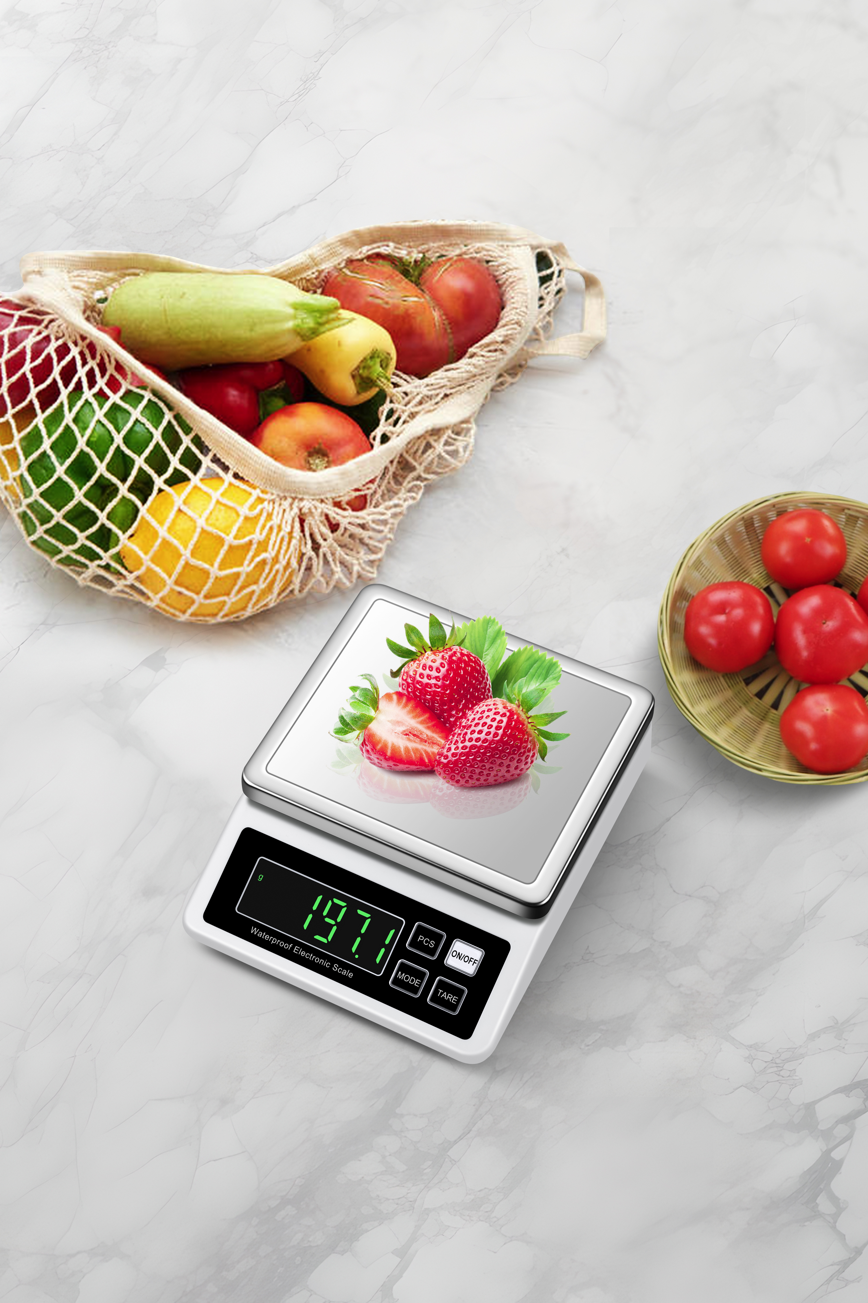 Eine digitale Waage zeigt 197,1 g an, daneben sind Erdbeeren und ein Korb mit Tomaten.