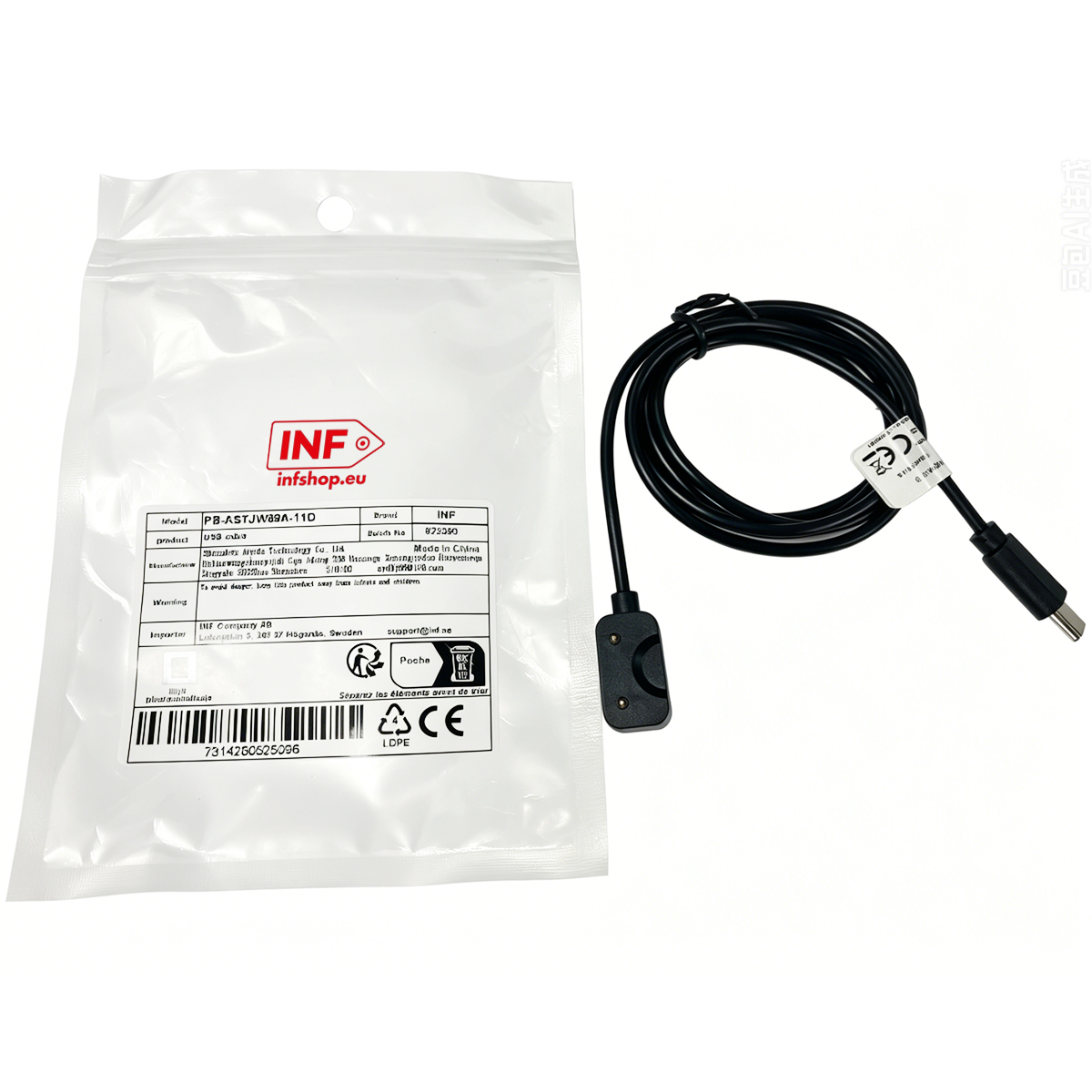 Un cavo USB nero con connettore proprietario e spina USB-A è accanto alla sua confezione.