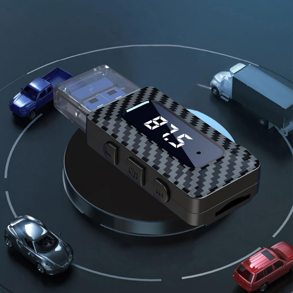 Ein USB-Sender mit Carbonmuster und Display, umgeben von Spielzeugautos.