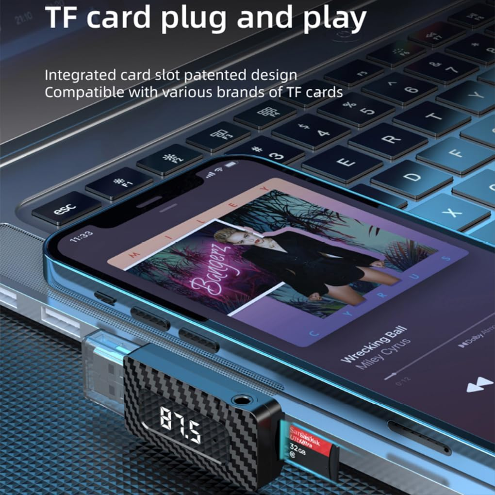 Ein Smartphone mit Musikwiedergabe, das an einen Laptop angeschlossen ist. Ein TF-Kartenleser ist sichtbar.