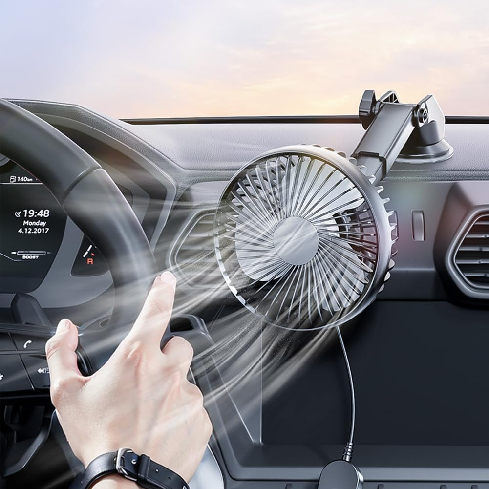 Eine Hand greift nach einem Autolüfter, der Luft bläst. Armaturenbrett sichtbar.