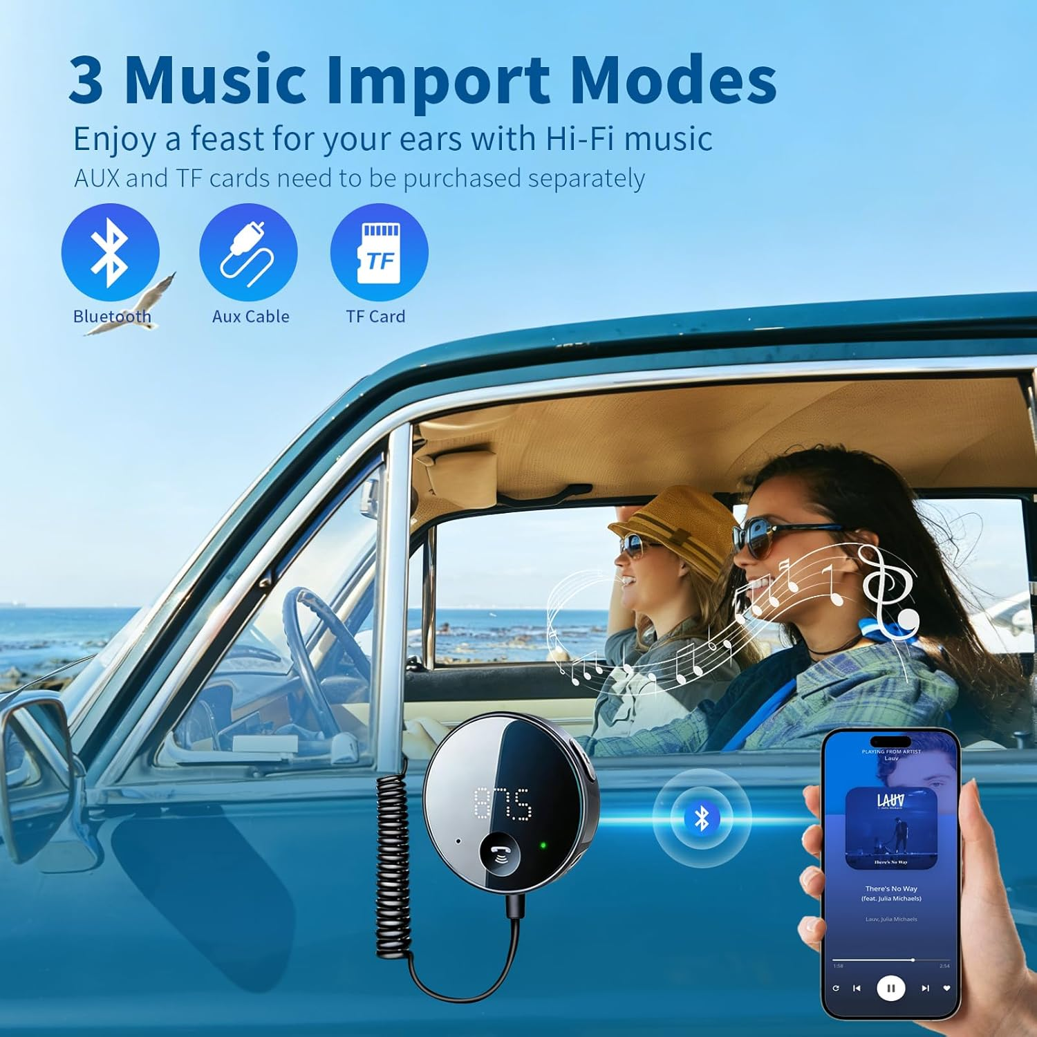 Zwei Frauen im Auto bei Sonnenschein, eine hält ein Handy mit Musik, ein Transmitter ist zu sehen.