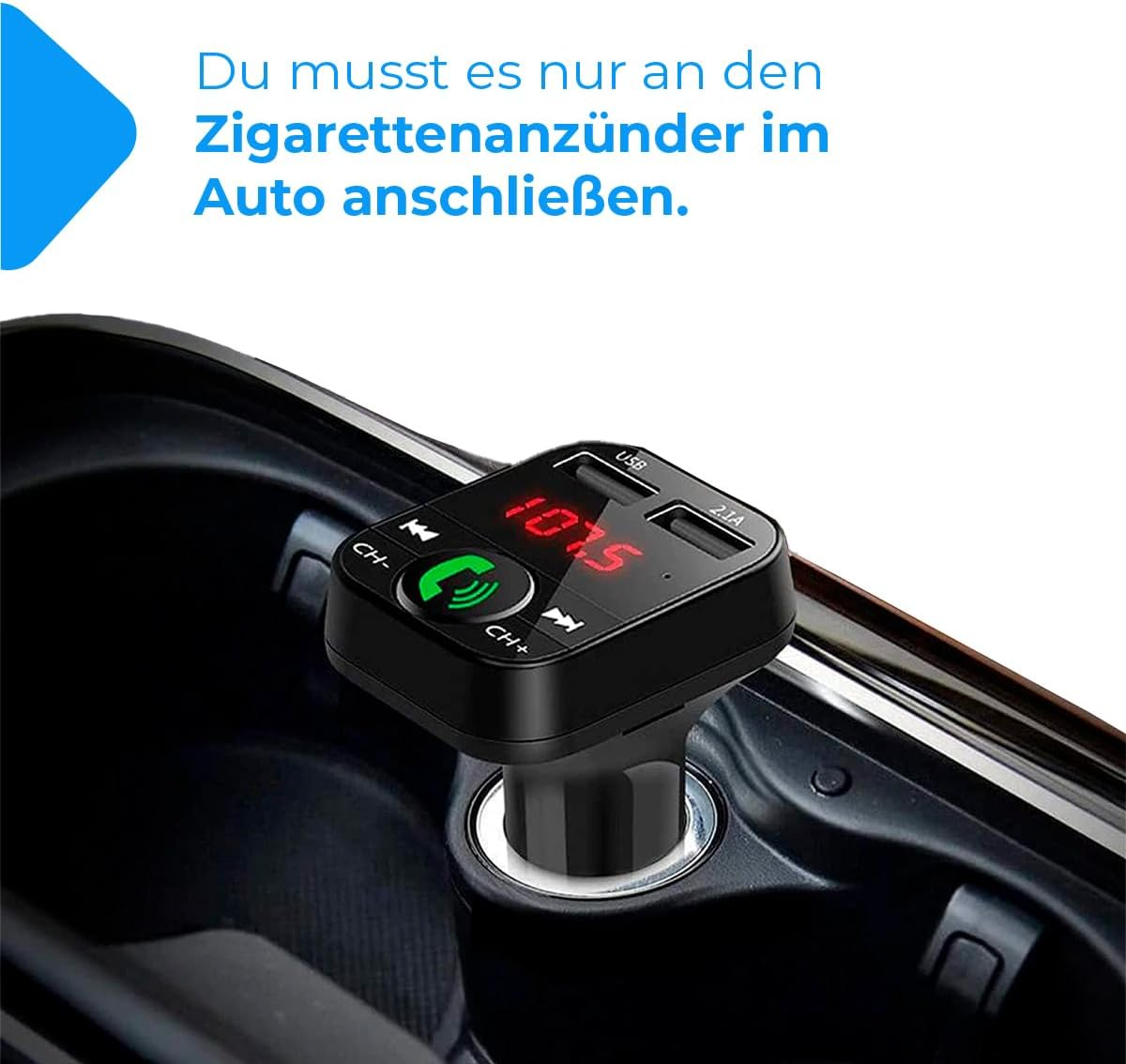 Ein schwarzer KFZ-Sender mit USB-Anschlüssen und rotem Display in einem Auto-Zigarettenanzünder.