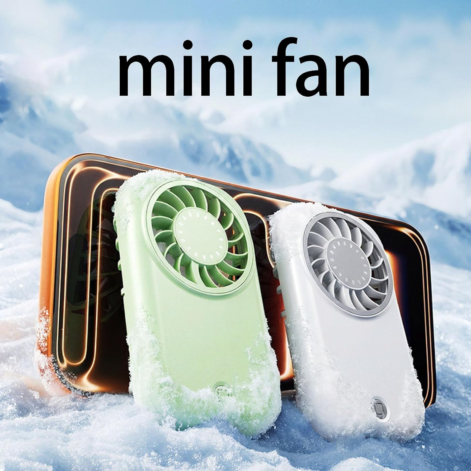 Zwei Mini-Ventilatoren, einer grün, einer weiß, im Schnee.
