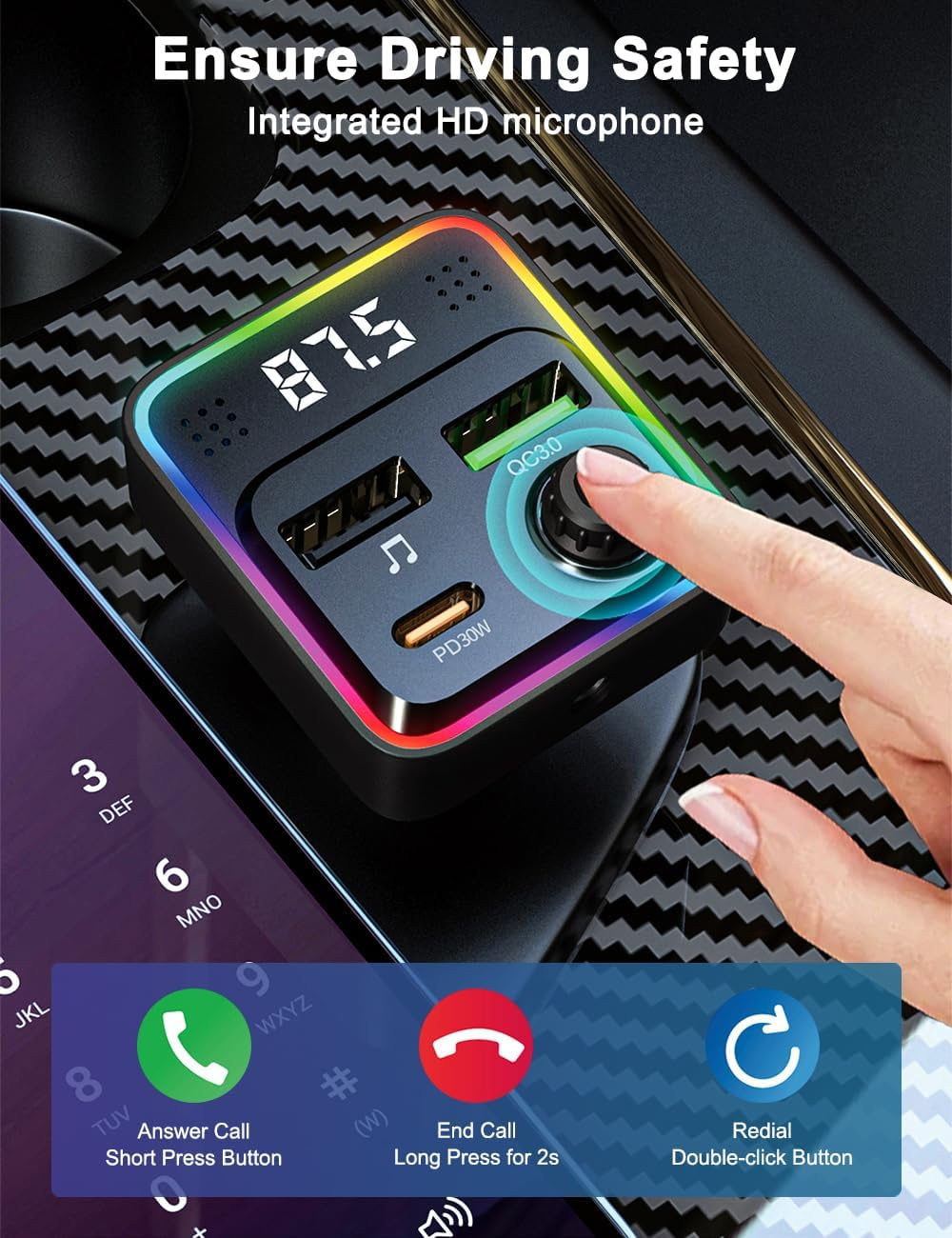 Ein Mann drückt einen Knopf auf einem Autoradio mit RGB-Beleuchtung und USB-Anschlüssen.