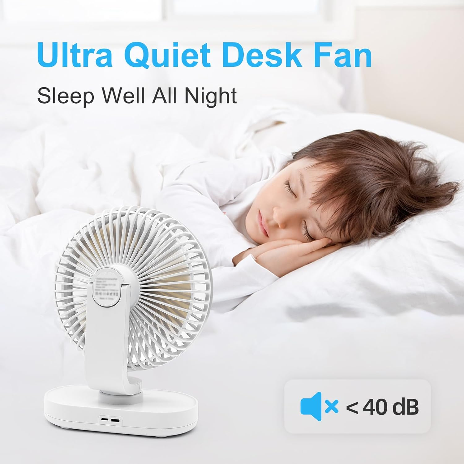 Ein weißer Schreibtischventilator steht neben einem schlafenden Kind auf einem Bett.