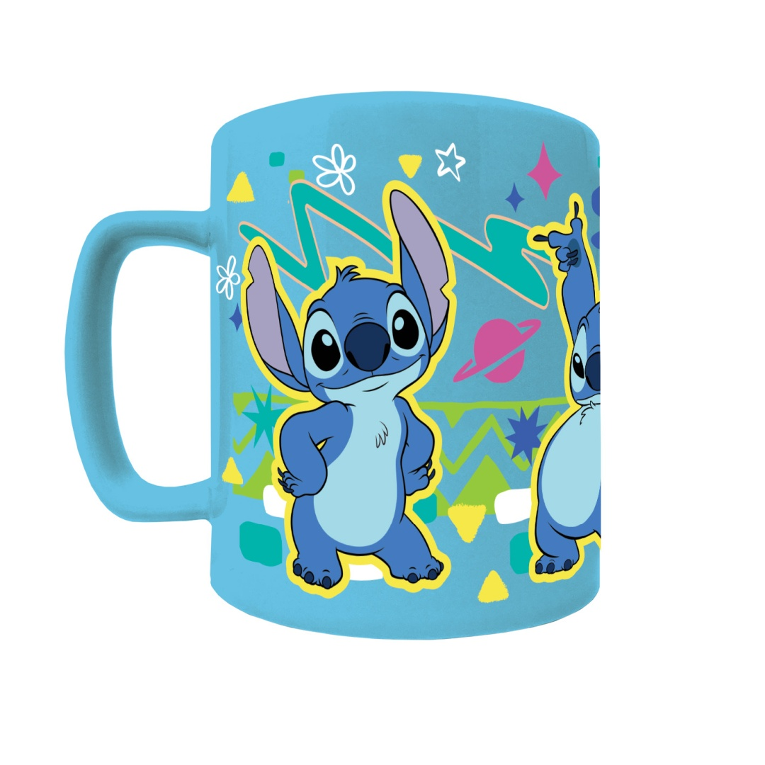 Eine blaue Tasse mit dem Charakter Stitch aus Lilo & Stitch, umgeben von bunten geometrischen Formen.