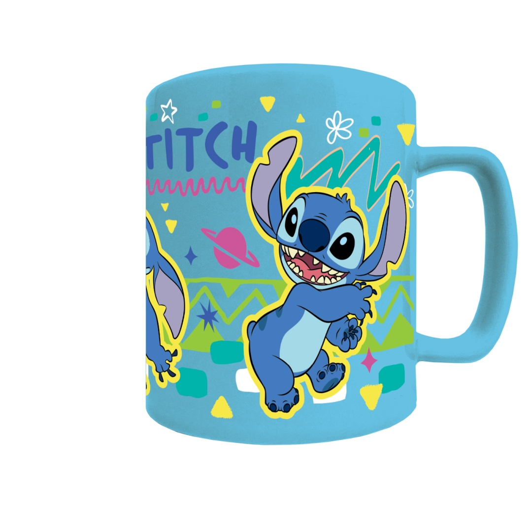 Eine blaue Tasse mit Stitch, der tanzt, und Weltraum-Motiven.
