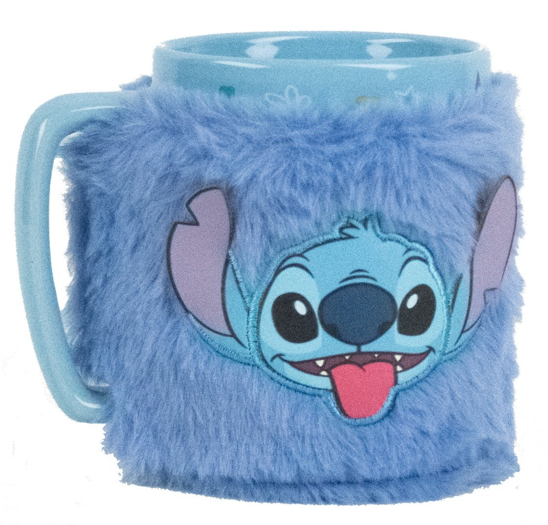 Blaue Becher mit flauschiger Hülle und Stitch-Gesicht, Zunge herausgestreckt.