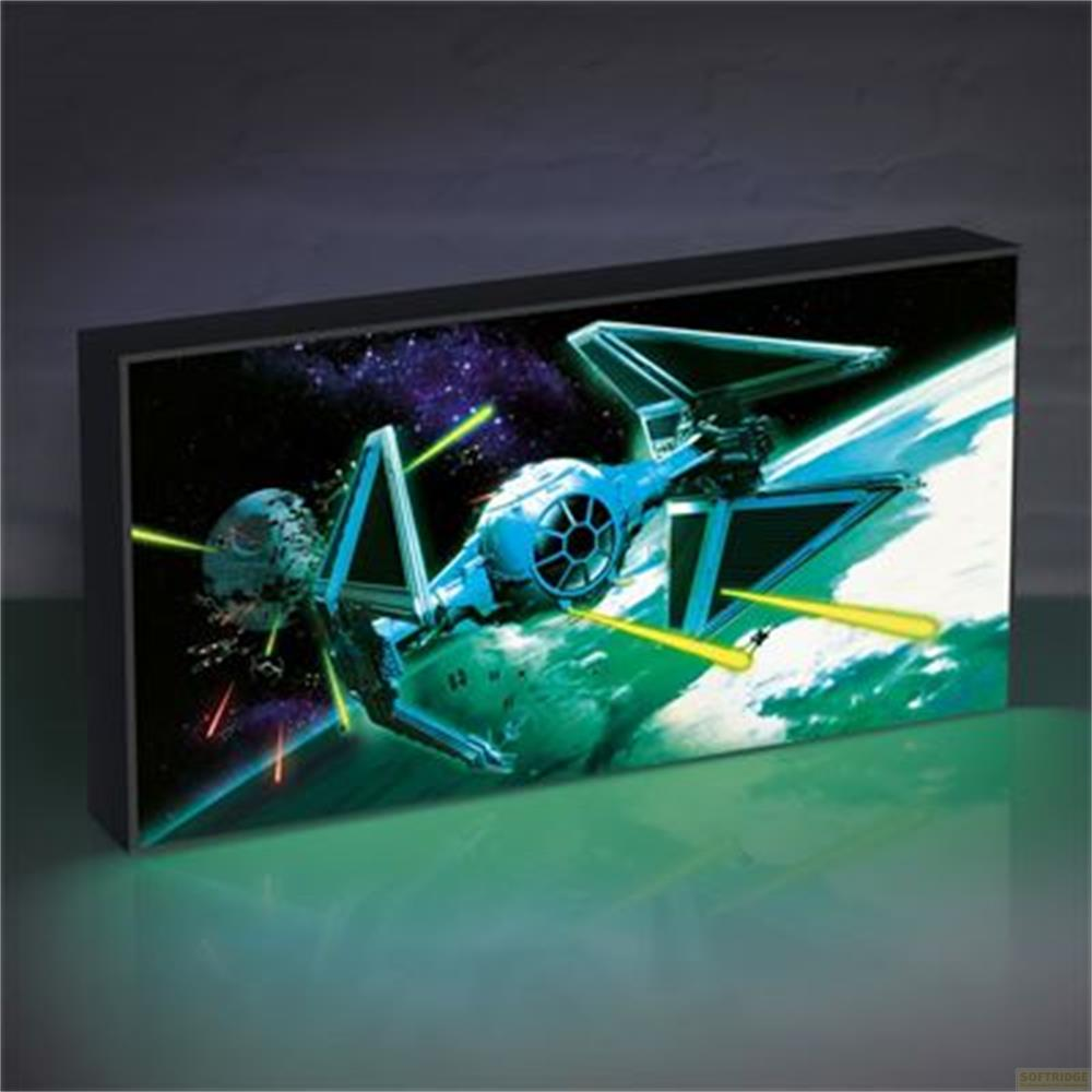 Niebieski statek kosmiczny strzela żółtymi promieniami lasera w planetę, w kosmosie.