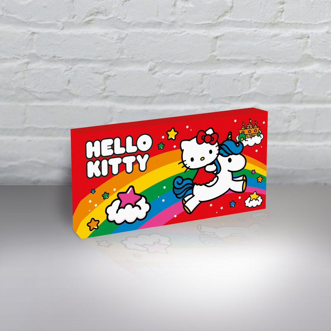 Hello Kitty reitet auf einem Einhorn über einen Regenbogen mit Sternen und Wolken.