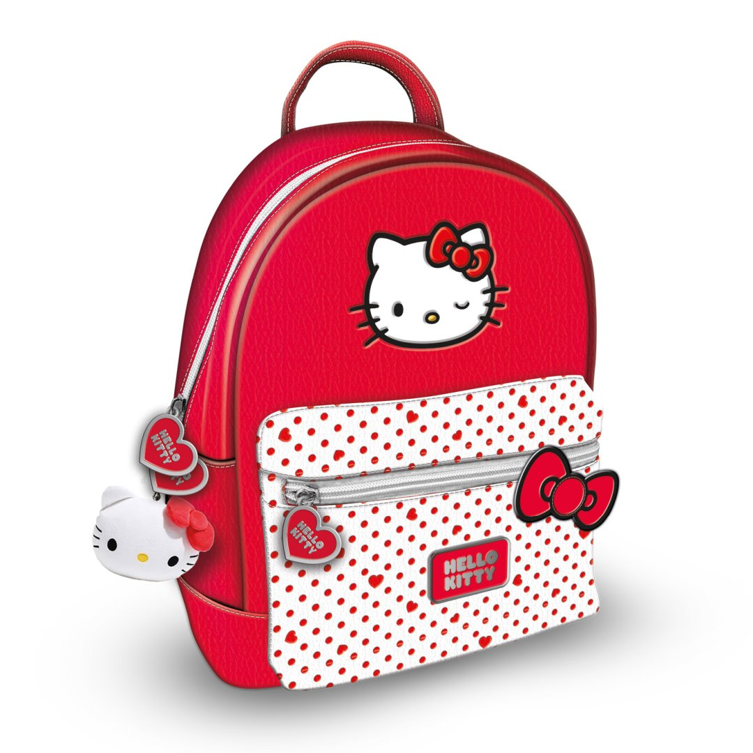 Czerwony plecak z motywem Hello Kitty, białymi i czerwonymi kropkami oraz zawieszkami w kształcie serca.