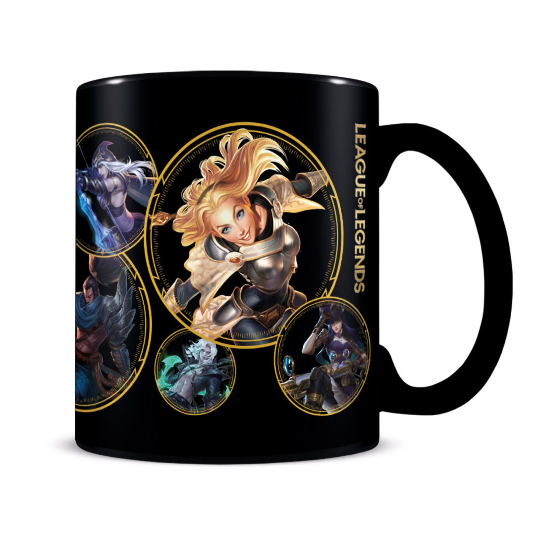 Czarny kubek z postaciami z League of Legends w złotych kołach.