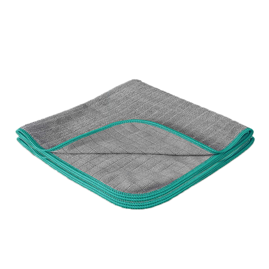 Panno in microfibra grigio piegato, con bordo turchese.