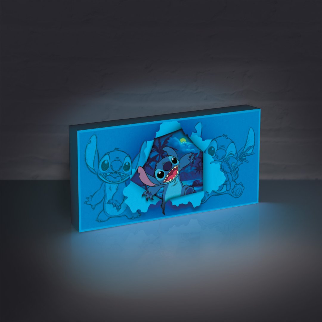 Stitch-Figur auf einem beleuchteten blauen Hintergrund mit Palmen und Mond.