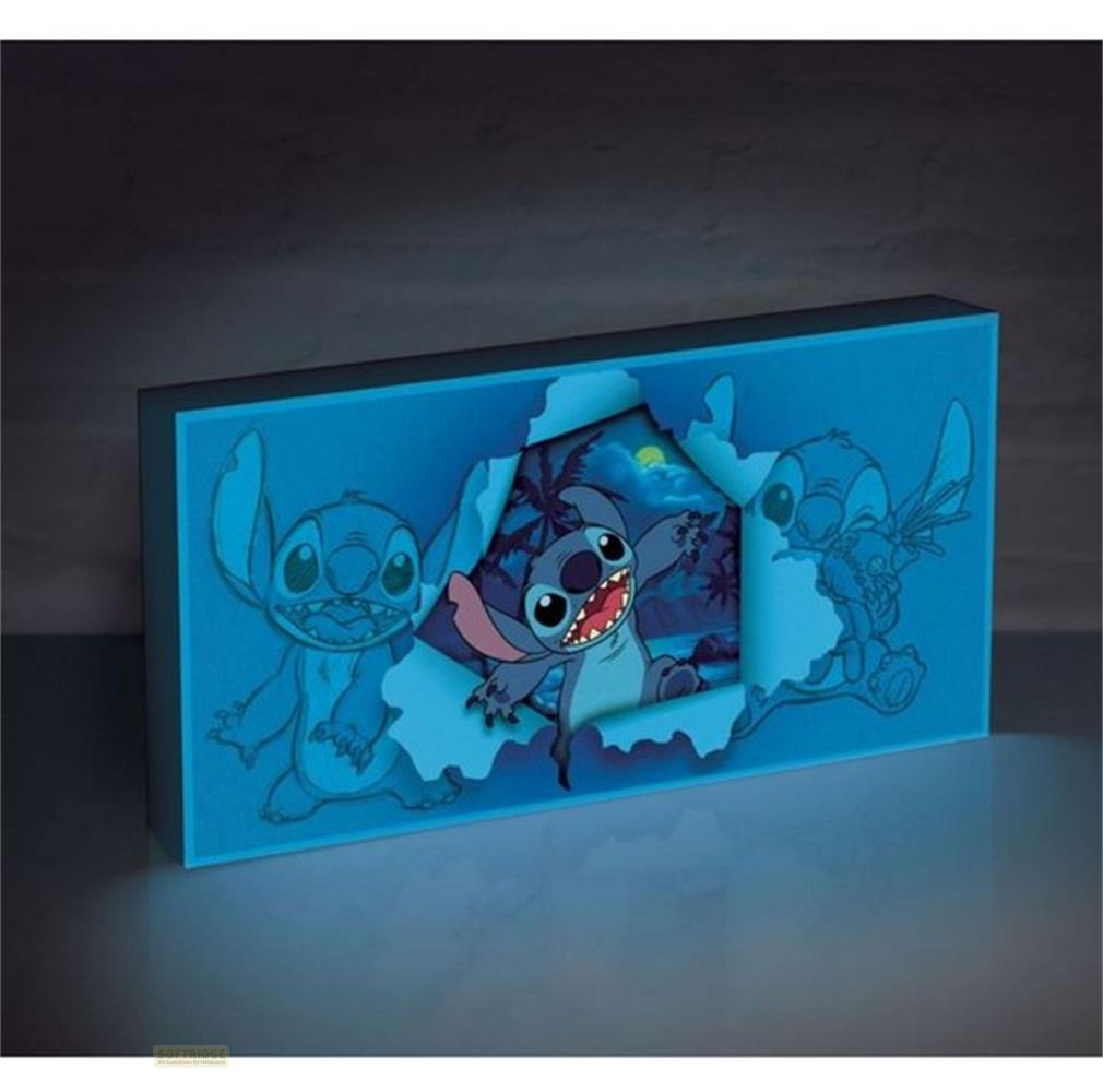 Stitch-Figur mit drei Darstellungen, eine im Hintergrund mit Mond und Palmen.