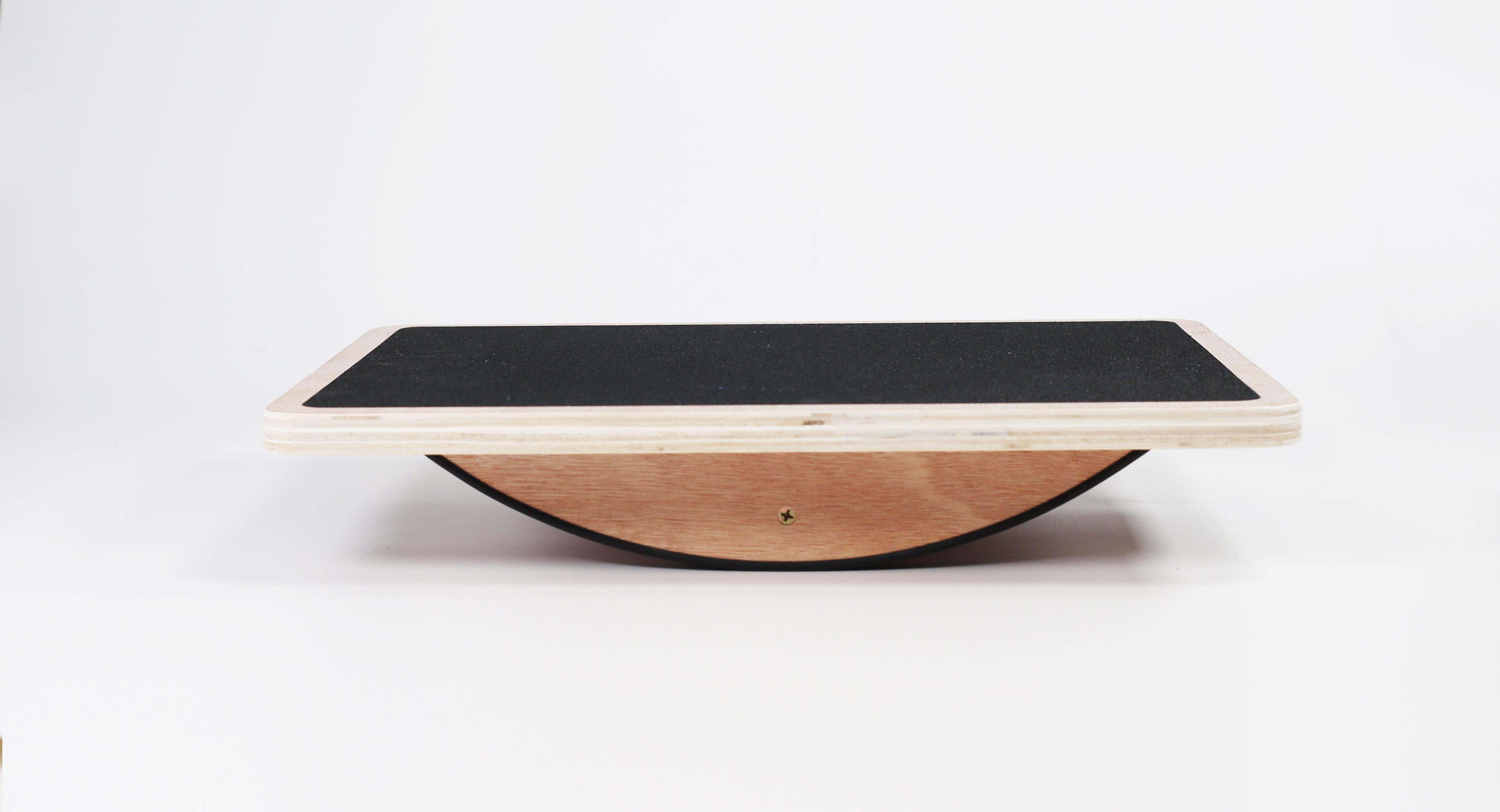 Una tavola di equilibrio in legno con superficie antiscivolo nera su sfondo bianco.