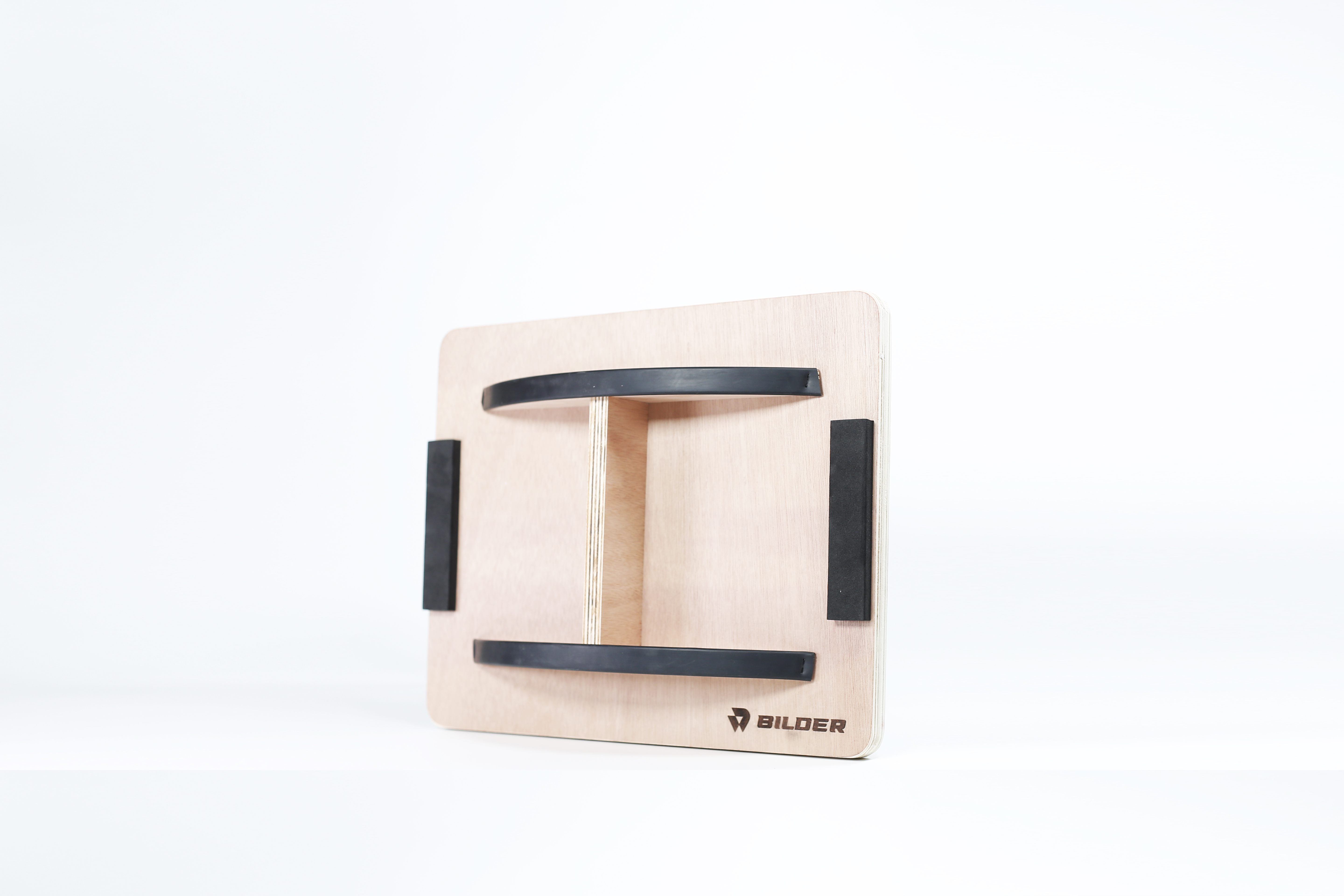 Tavoletta di equilibrio in legno con manopole in gomma nere su sfondo bianco.