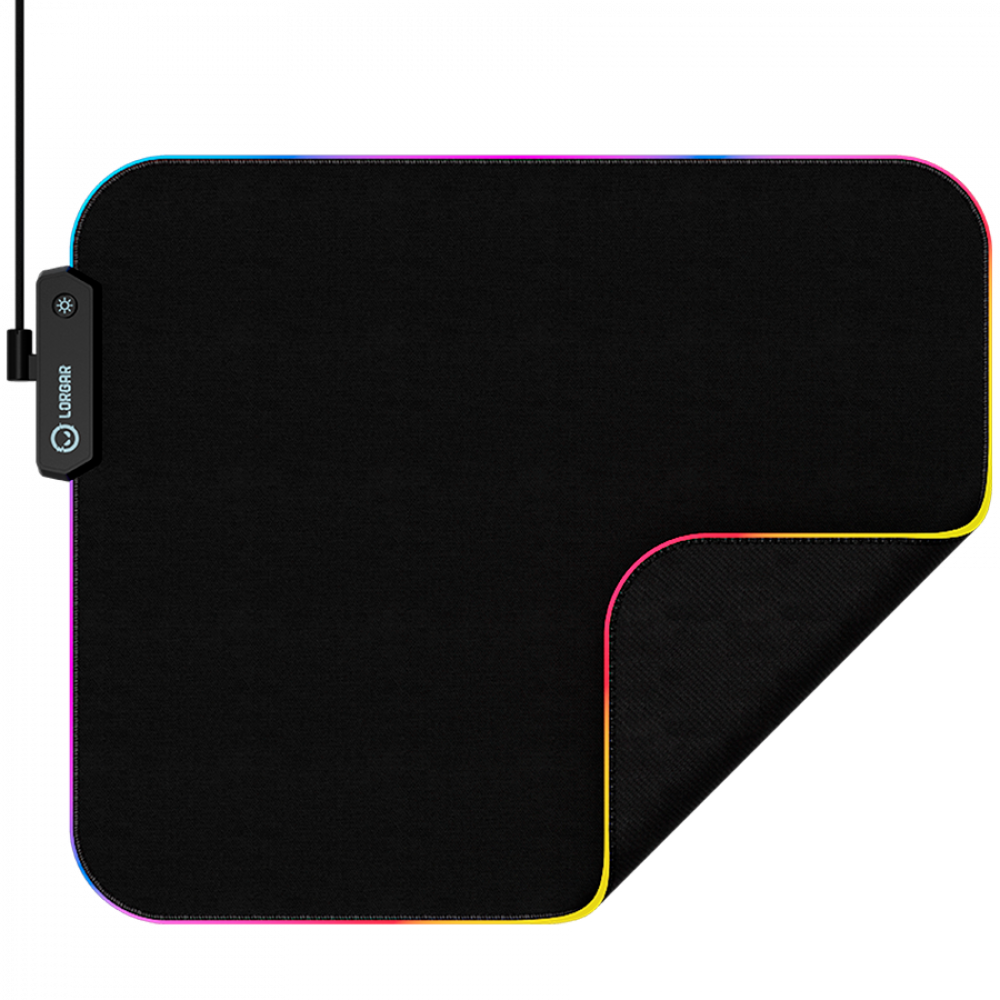 Czarna podkładka pod mysz z oświetleniem RGB i logo po lewej stronie.