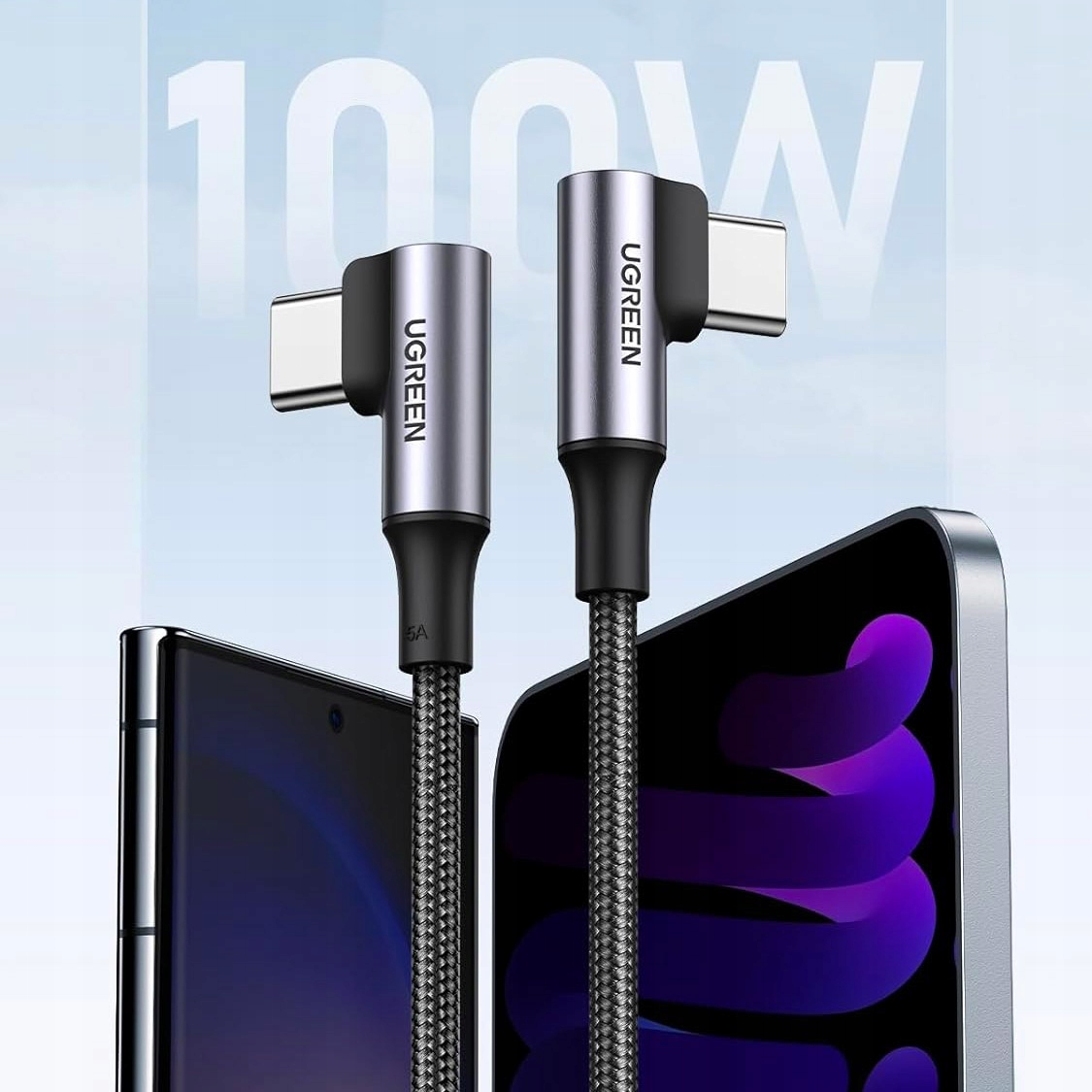 Due cavi USB-C UGREEN con connettori a 90 gradi accanto a smartphone.