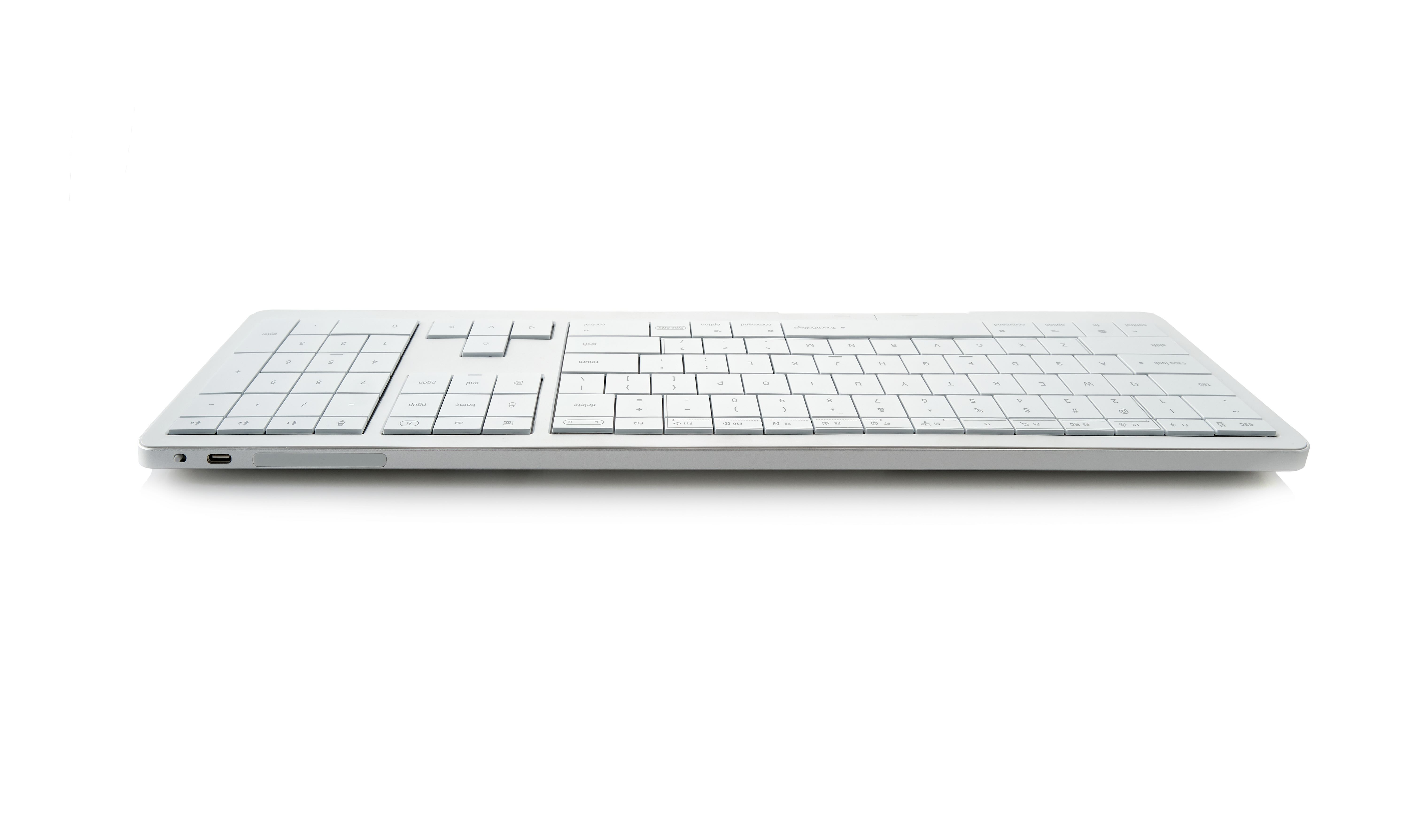 Biała klawiatura z portem USB-C i klawiaturą numeryczną na białym tle.