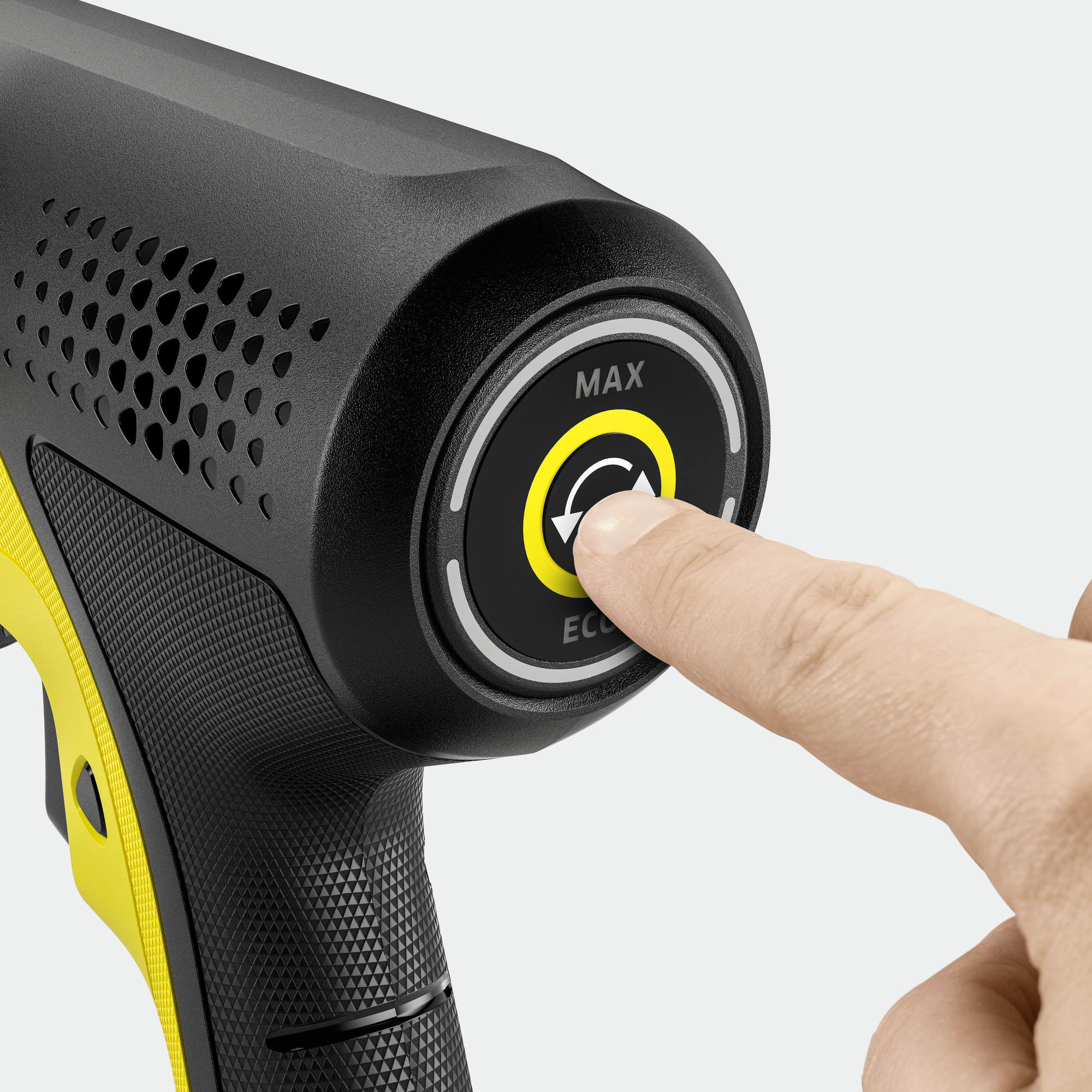 Ein Finger drückt auf einen Knopf mit Pfeilen, der zwischen MAX und ECO steht.