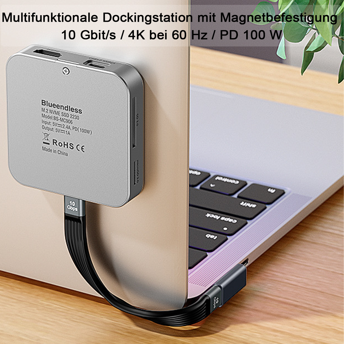 Graue Dockingstation an Laptop-Seite mit Kabel verbunden.