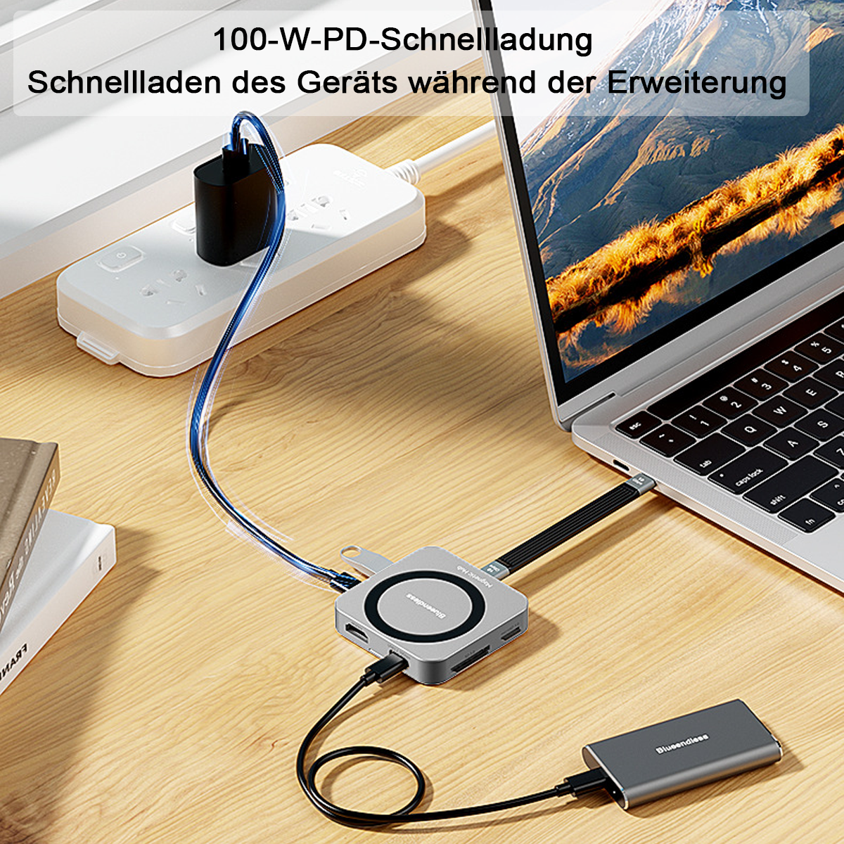 Laptop an Hub mit Netzteil und externer Festplatte auf dem Schreibtisch angeschlossen.
