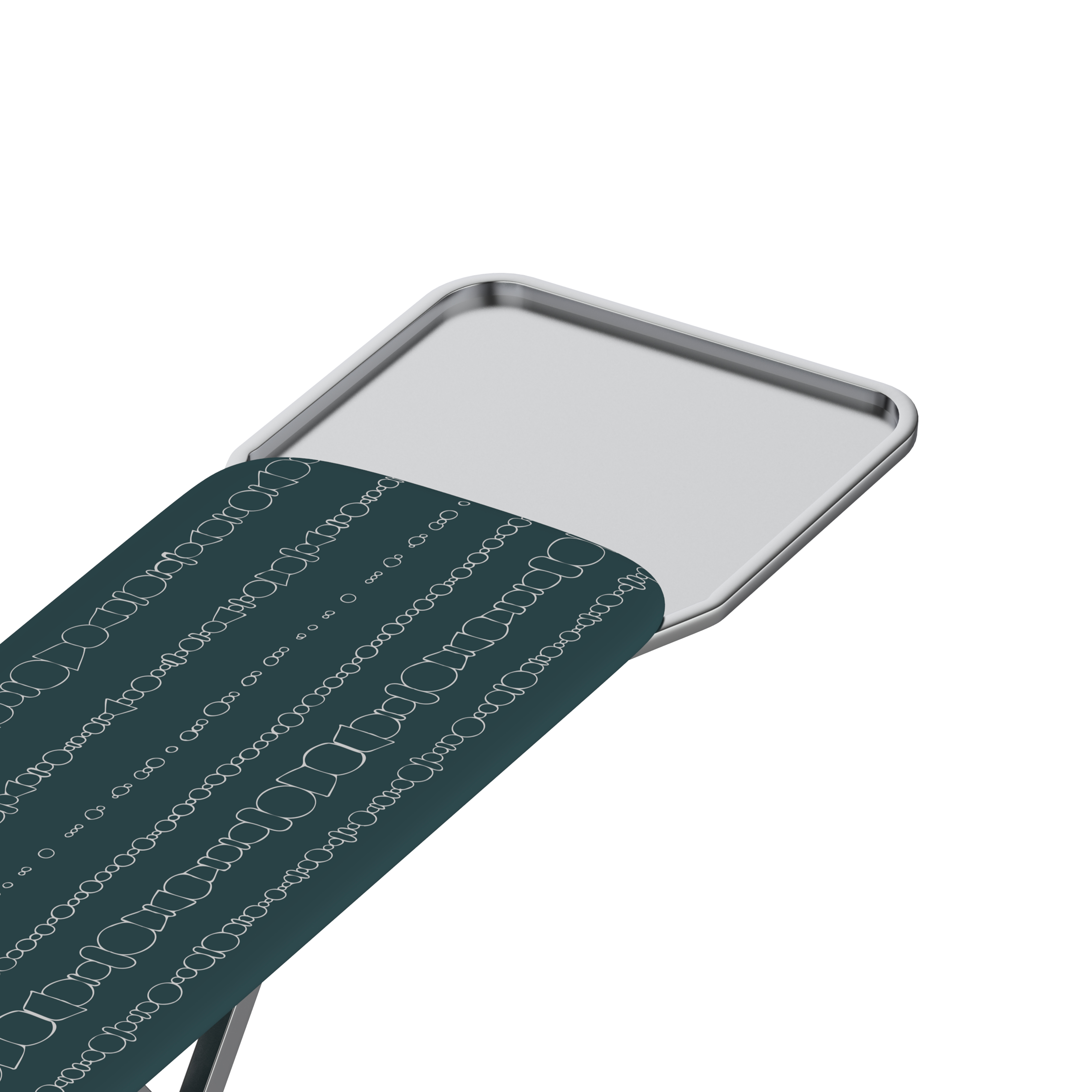 Ein silbernes Tablett mit einem dunkelblauen Bezug mit weißem Muster.