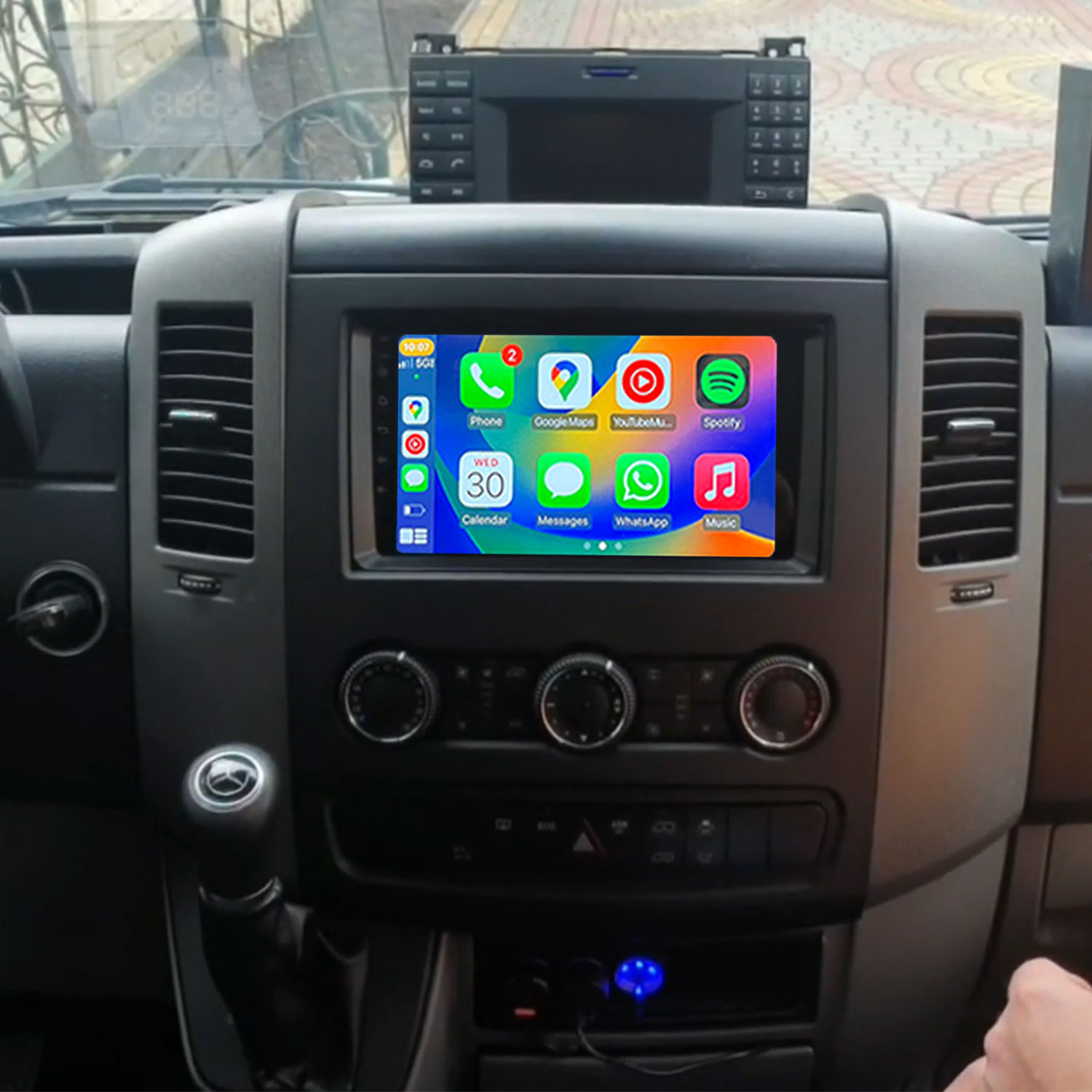 Cruscotto dell'auto con sistema di infotainment touchscreen che visualizza le app.