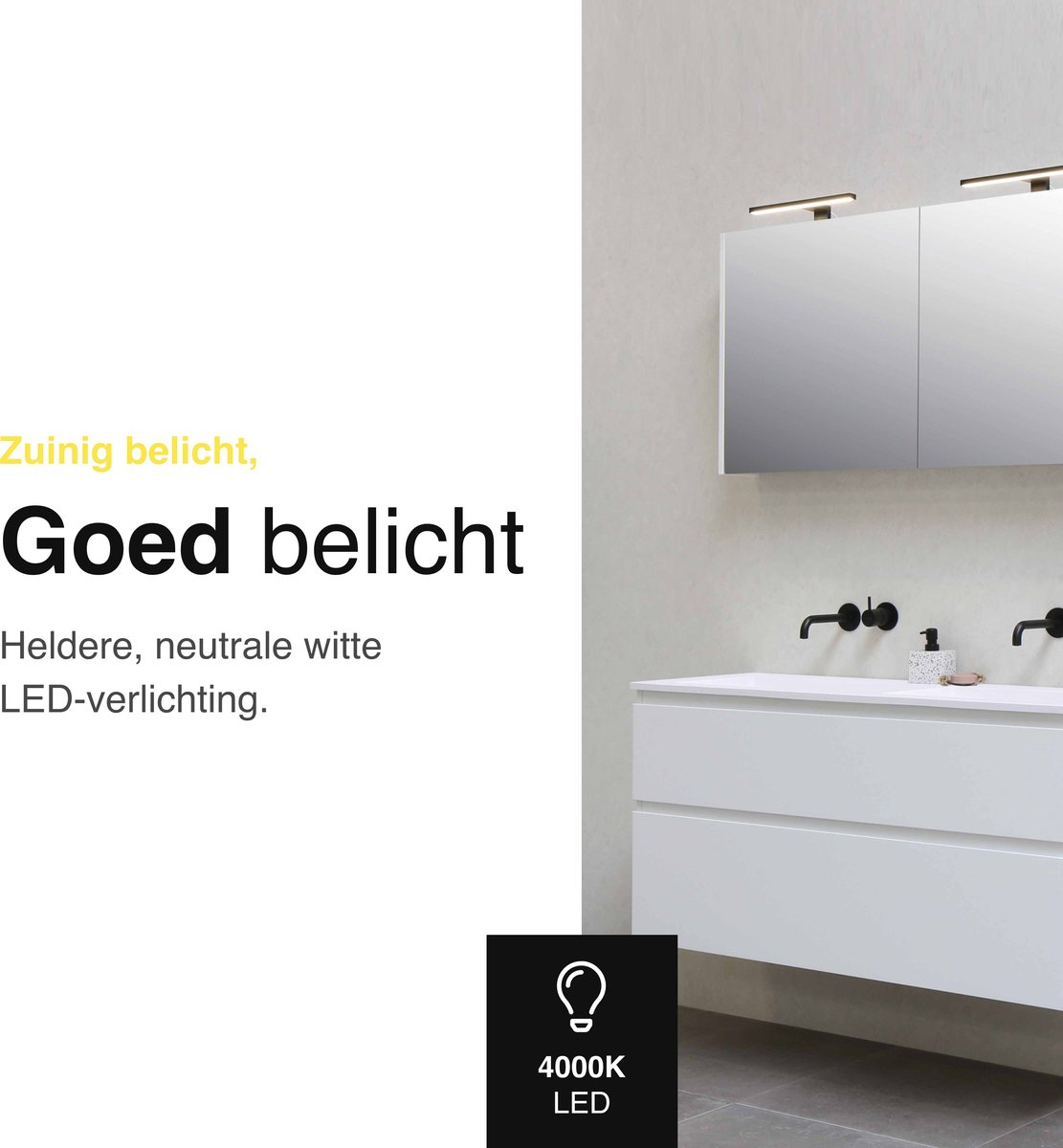 Moderne badkamer met wit meubel, spiegels, zwarte kranen en LED-verlichting.