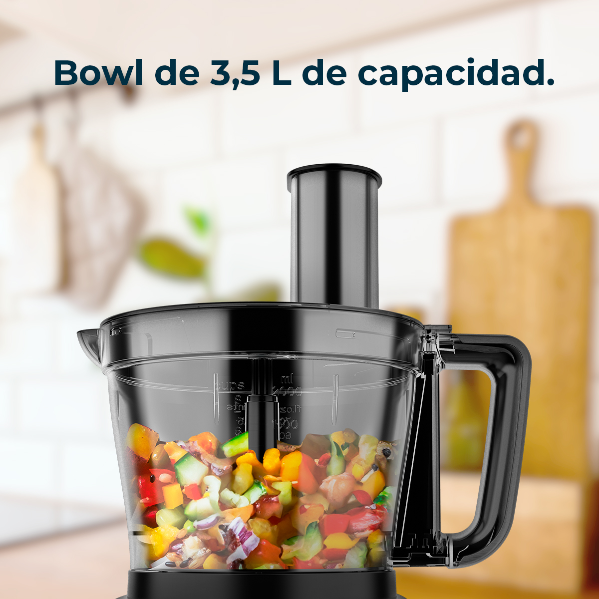 Un procesador de alimentos negro con bol de 3,5 L lleno de verduras picadas.