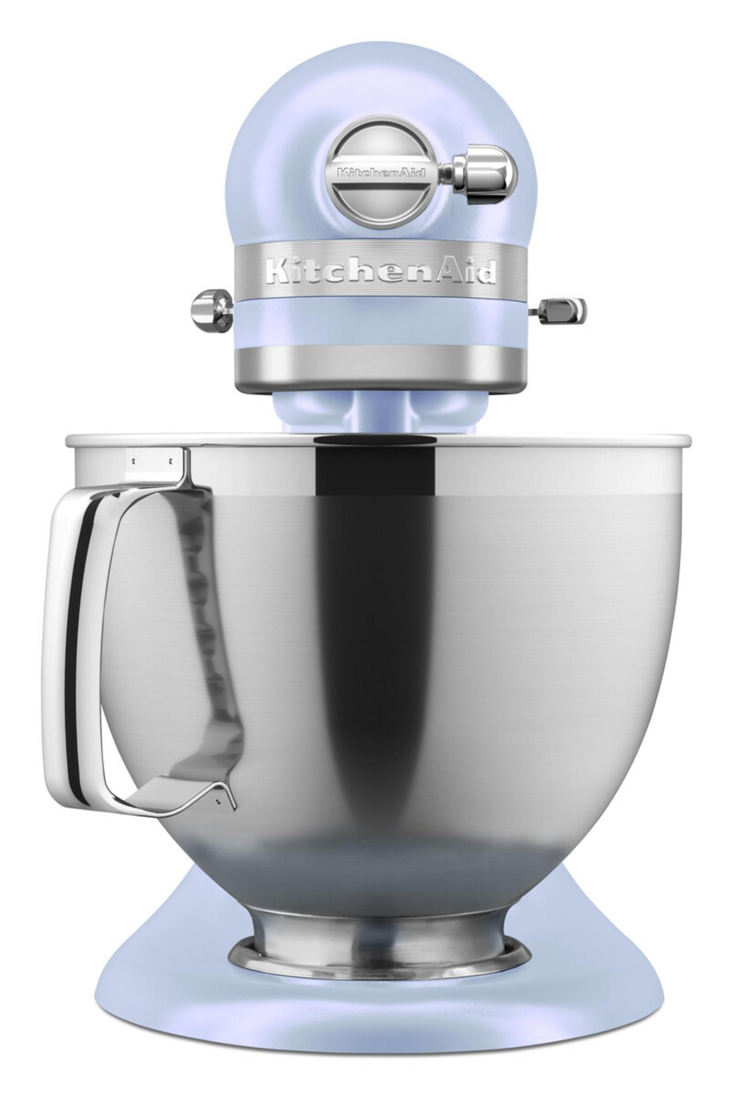 Un'impastatrice KitchenAid azzurra con ciotola in acciaio inossidabile e accenti argentati.