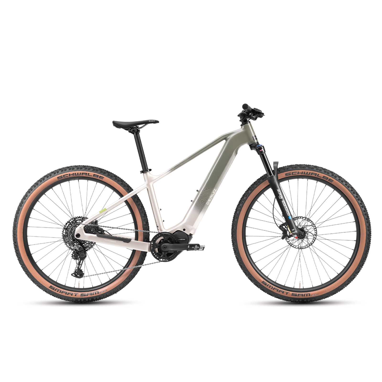 Ein hellgrau-weißes E-Mountainbike mit braunen Reifen, auf weißem Grund.