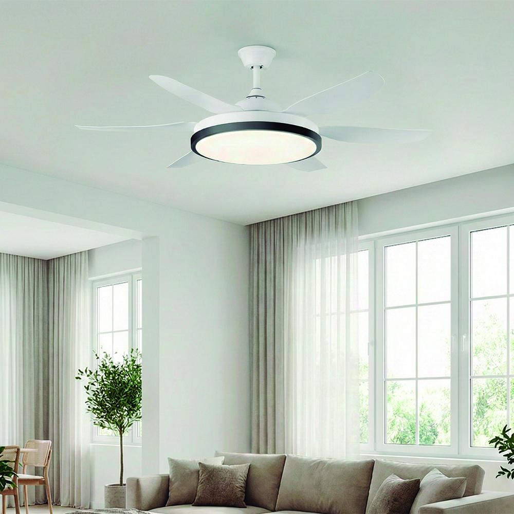 Ventilador de techo blanco con luz, sobre un sofá beige en una sala de estar luminosa.