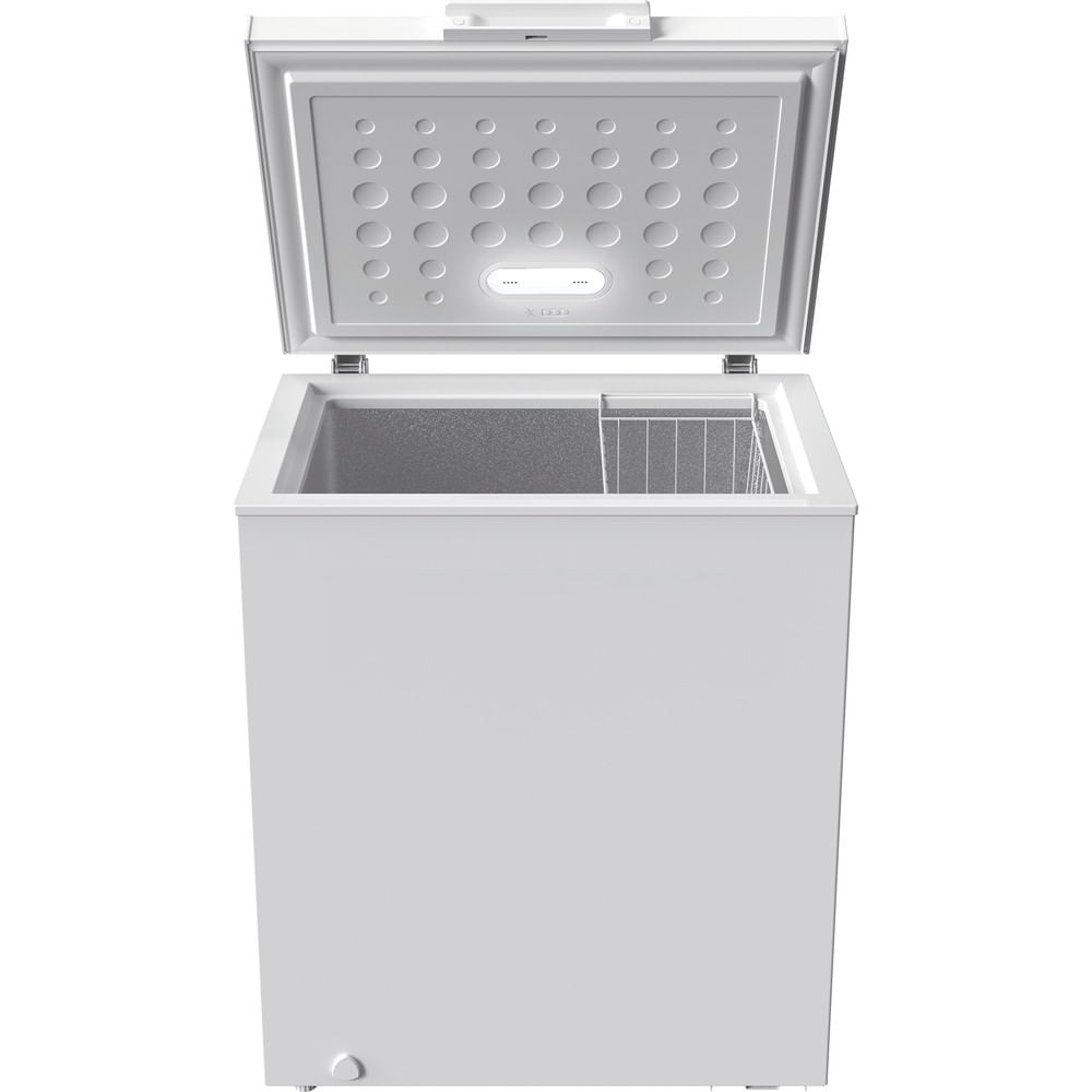 Un congelatore a pozzetto bianco con coperchio aperto, rivela un cestello metallico.