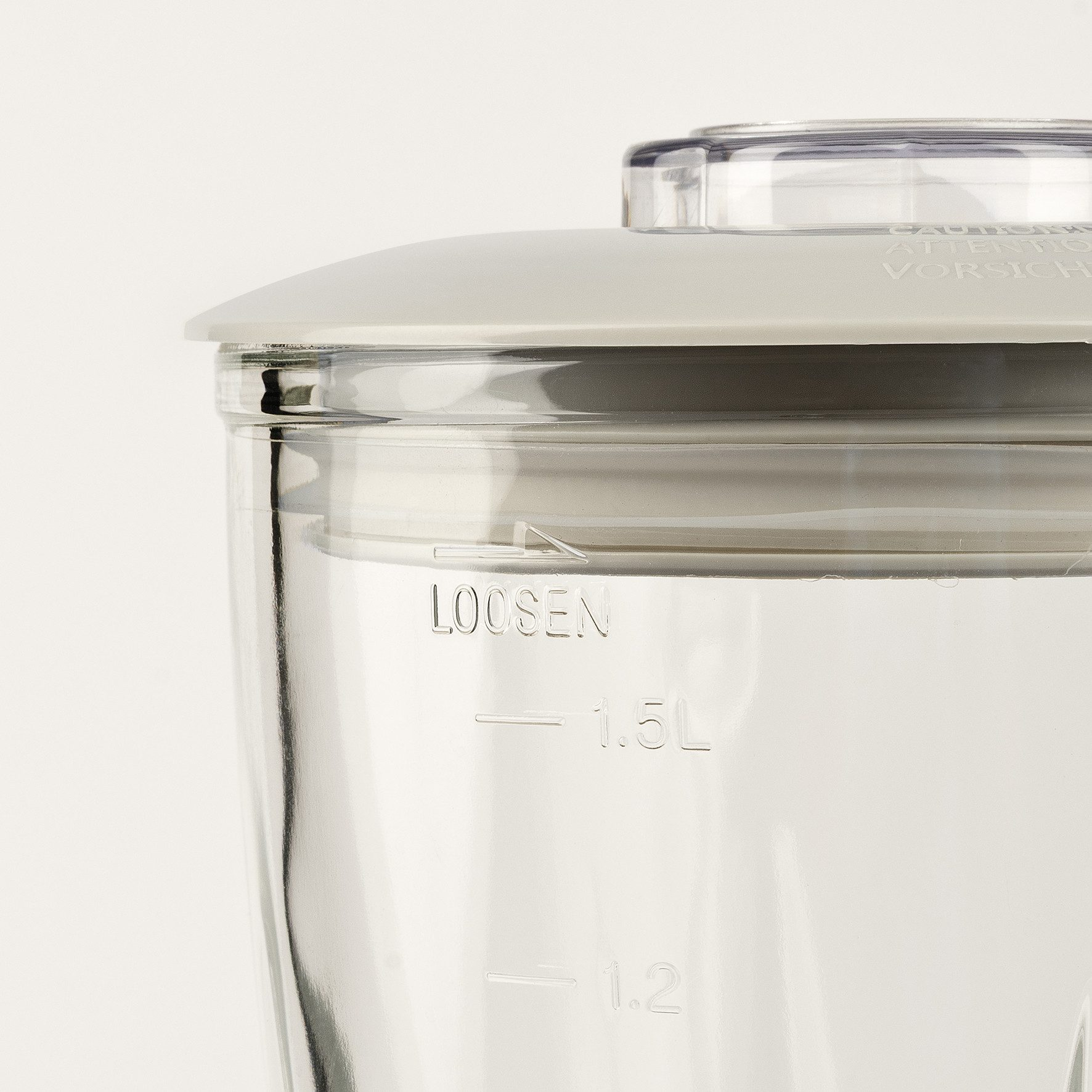 Glasbehälter mit Messmarkierungen für 1,5 L und 1,2 L.