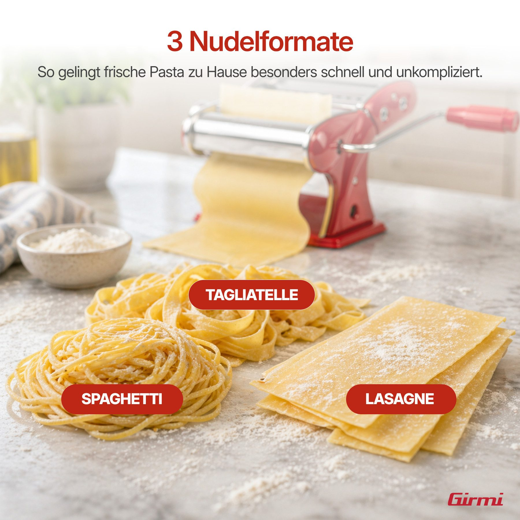 Frische Pasta: Spaghetti, Tagliatelle und Lasagne neben einer Nudelmaschine.