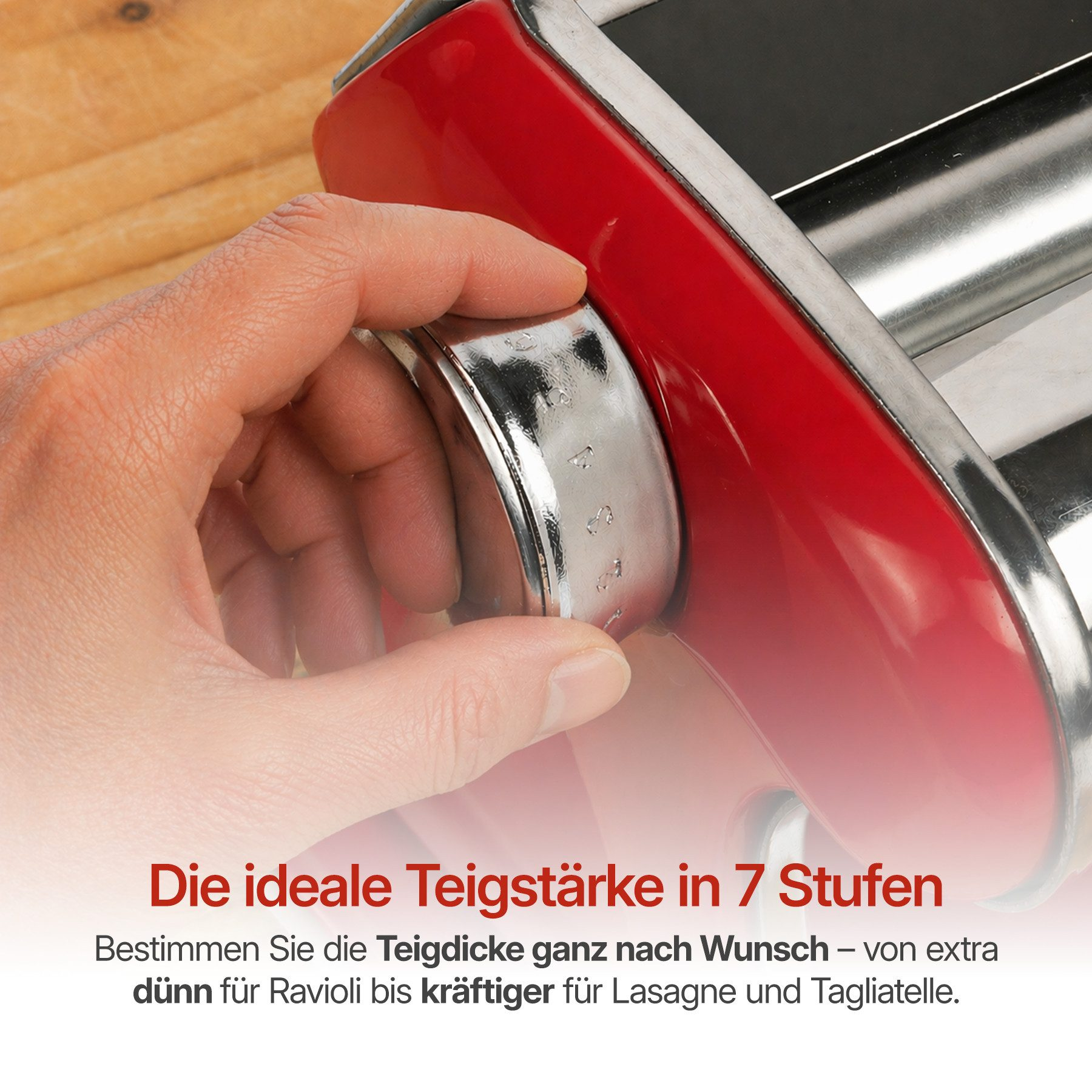 Hand stellt Drehknopf einer roten Nudelmaschine für 7 Teigstärken ein.